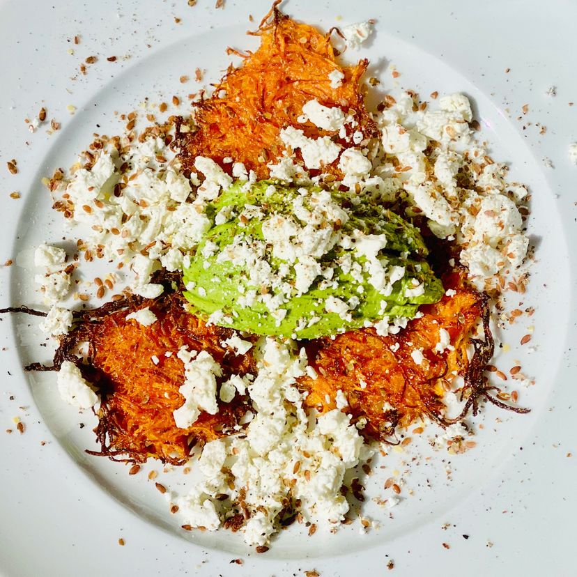 Knusprige Karotten-Rösti mit Avocado und Schafskäse