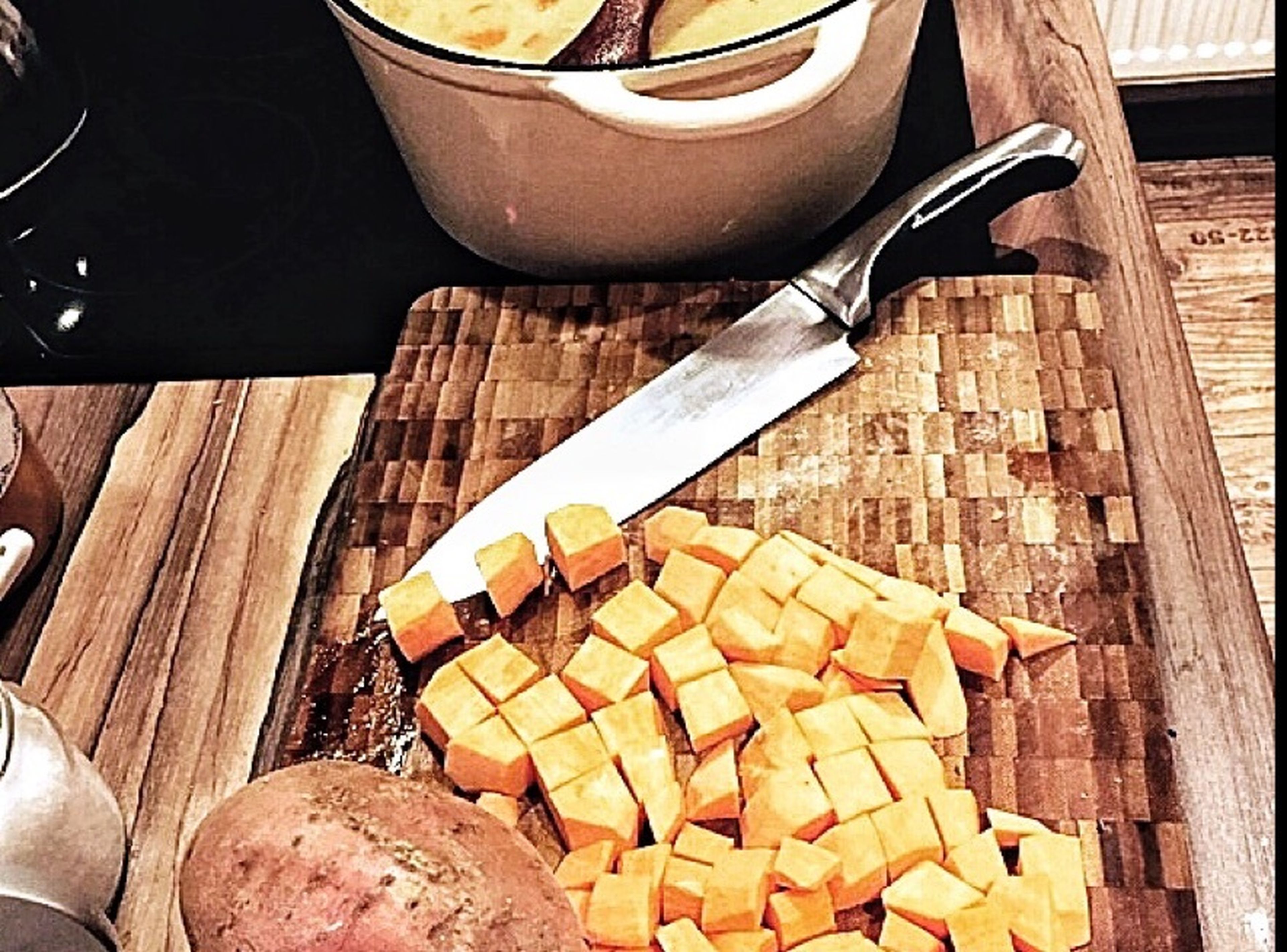 Karotten und Süßkartoffeln schälen. Karotten in Scheiben schneiden, Süßkartoffeln klein würfeln.
