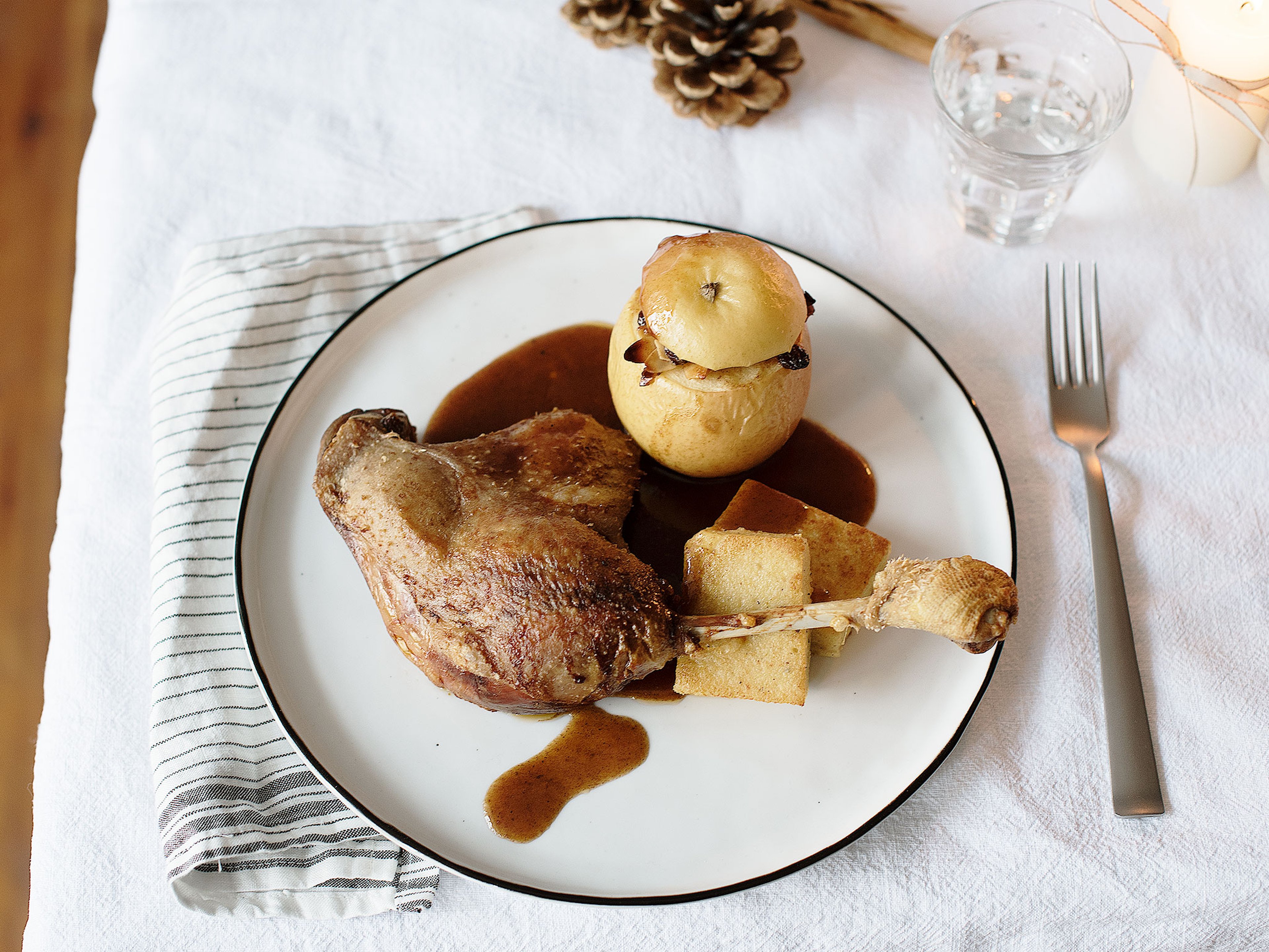 Gänsekeule mit Bratapfel und Polenta