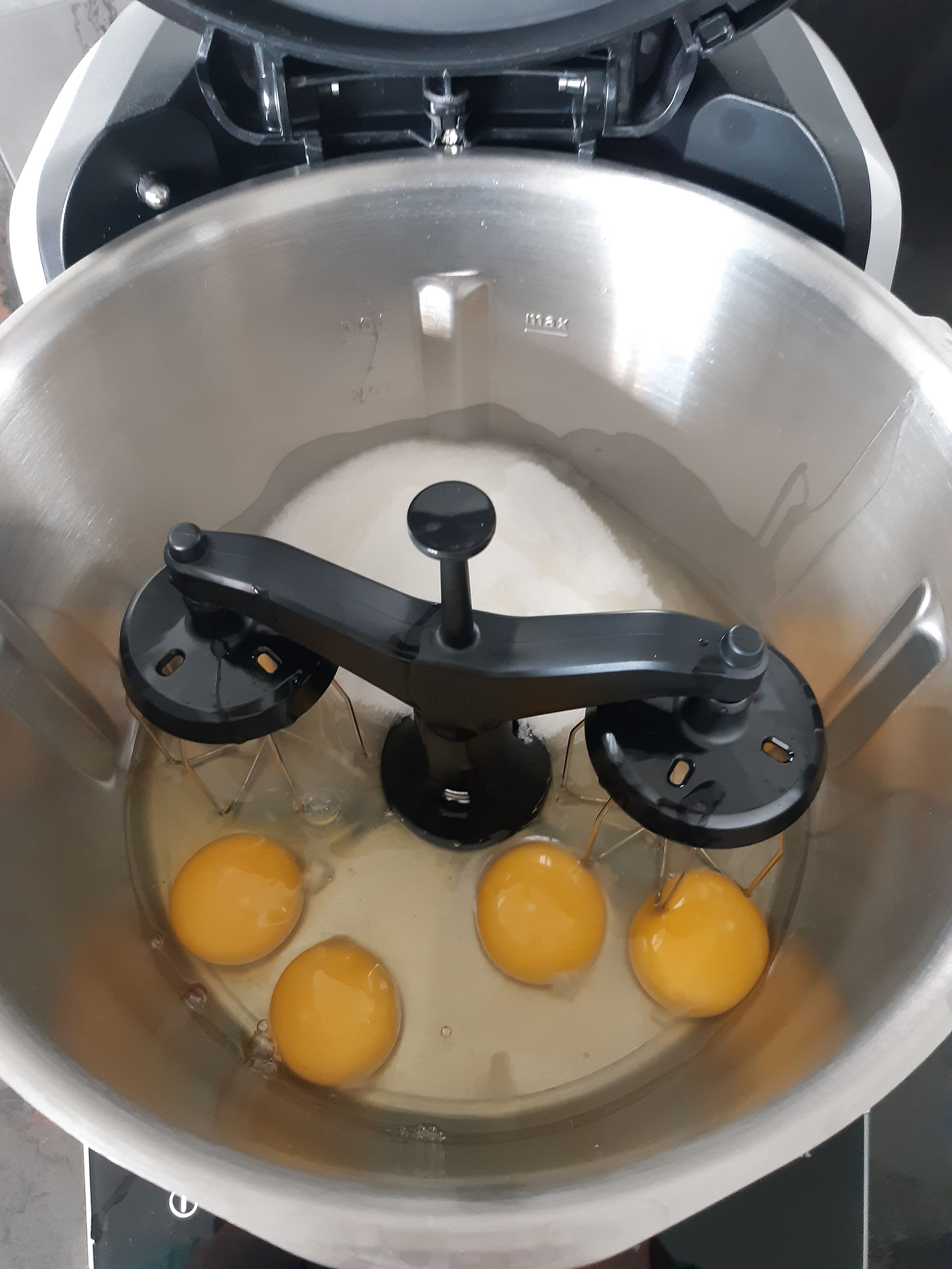 Den Cookit Zwillings-Rührbesen in den Topf einsetzen und die Eier, den Zucker und eine Prise Salz hinzufügen. Anschließend schaumig rühren. ( Zwillings-Rührbesen l Stufe 7 I 5 Min.)