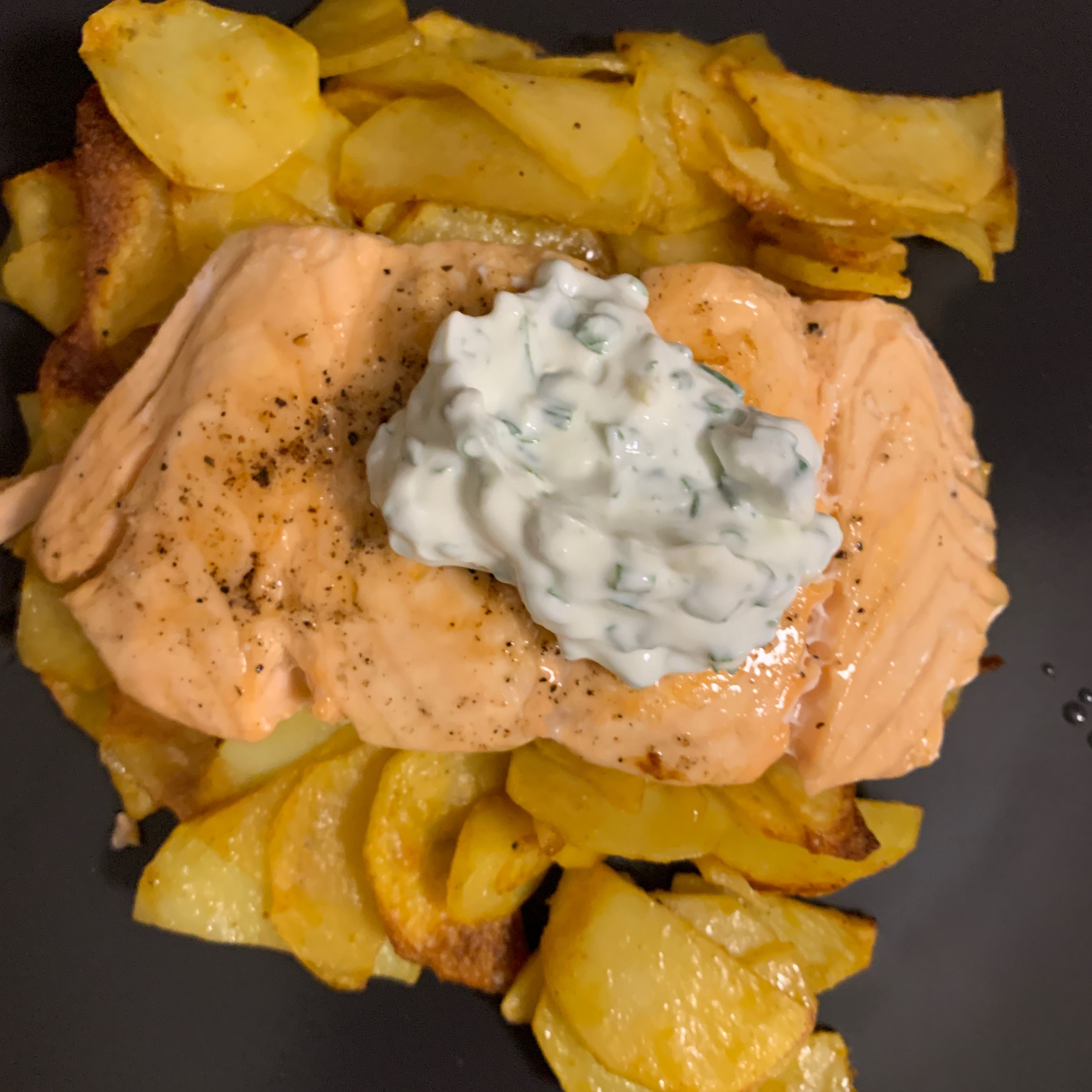 Gebackene Kartoffelscheiben mit Kräuterquark und Lachs | Rezept ...
