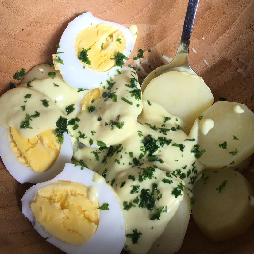 Eier in Senfsoße auf Creme Fraiche-Basis