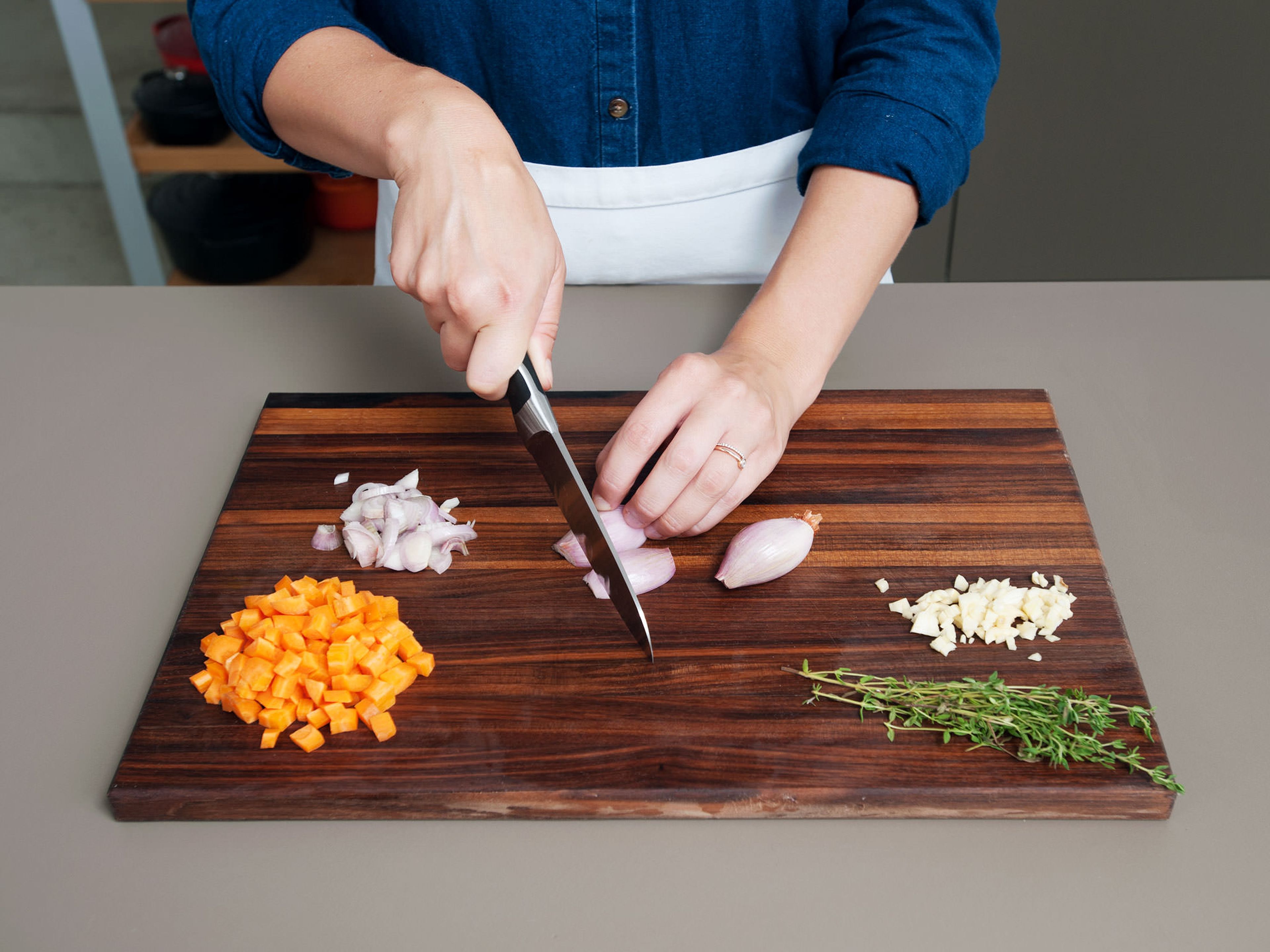 Karotte in kleine Würfel schneiden, Knoblauch hacken und Schalotten in feine Scheiben schneiden.