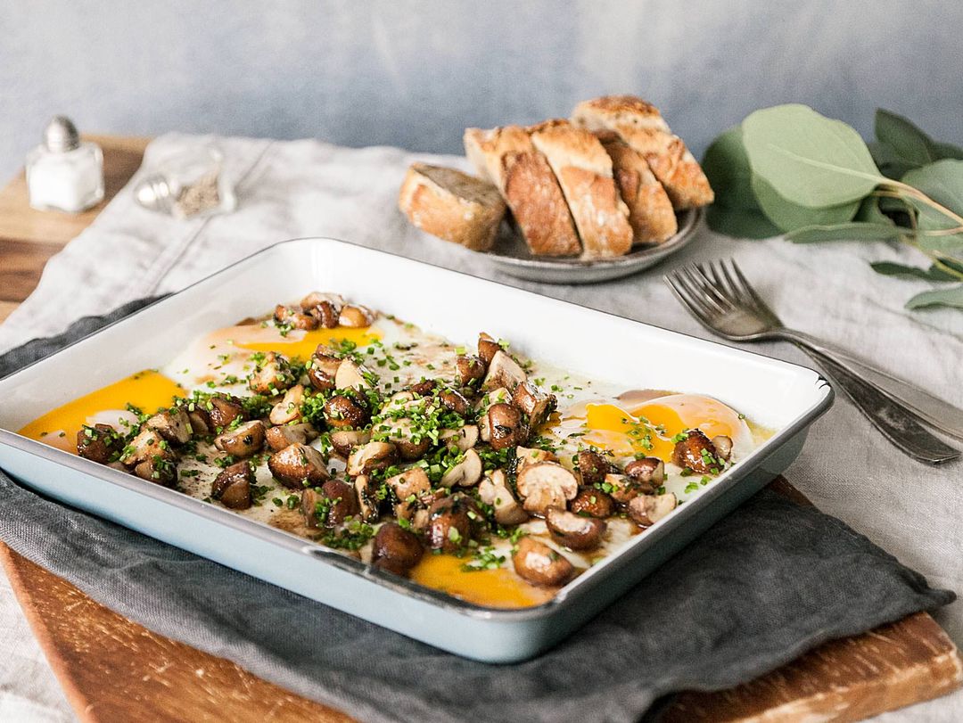 Baked eggs with caramelized mushrooms