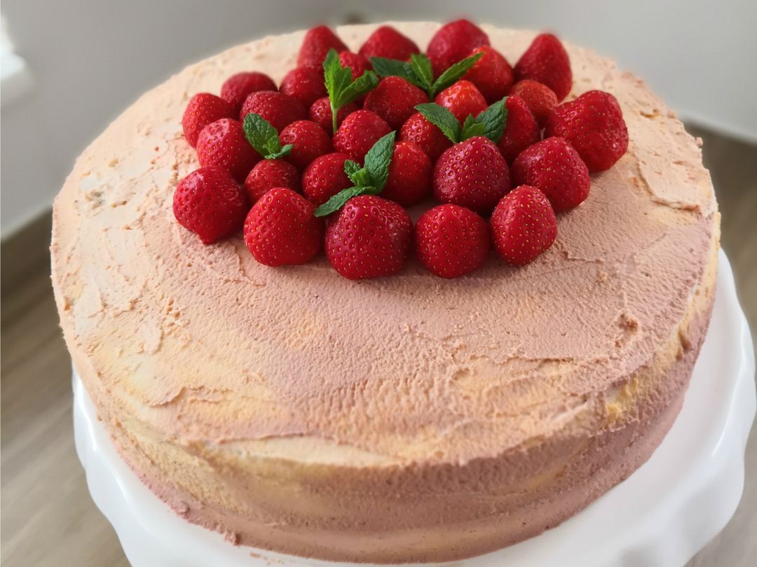 Strawberry Pimm’s cake