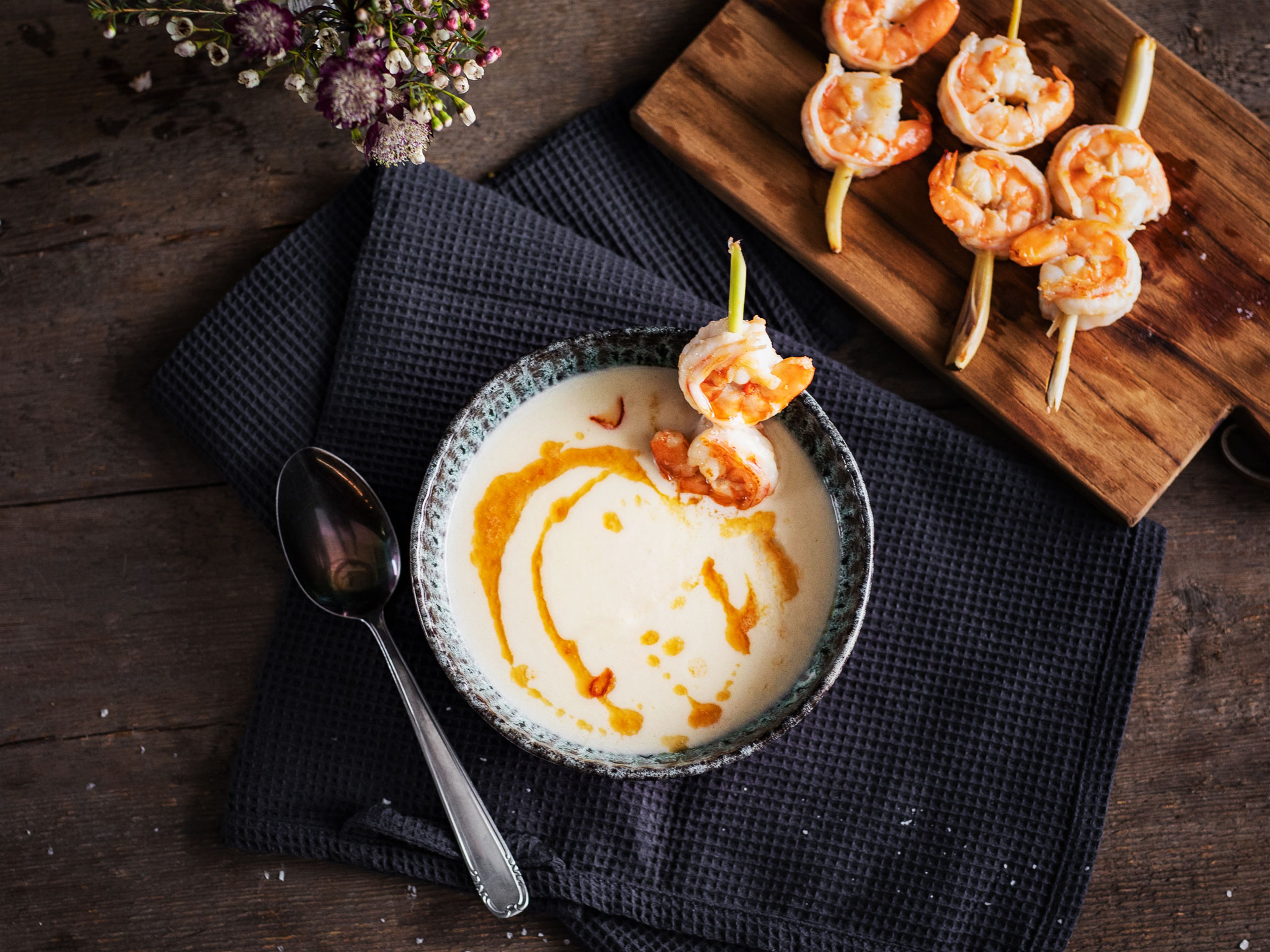 Blumenkohl-Kokos-Suppe mit Garnelen