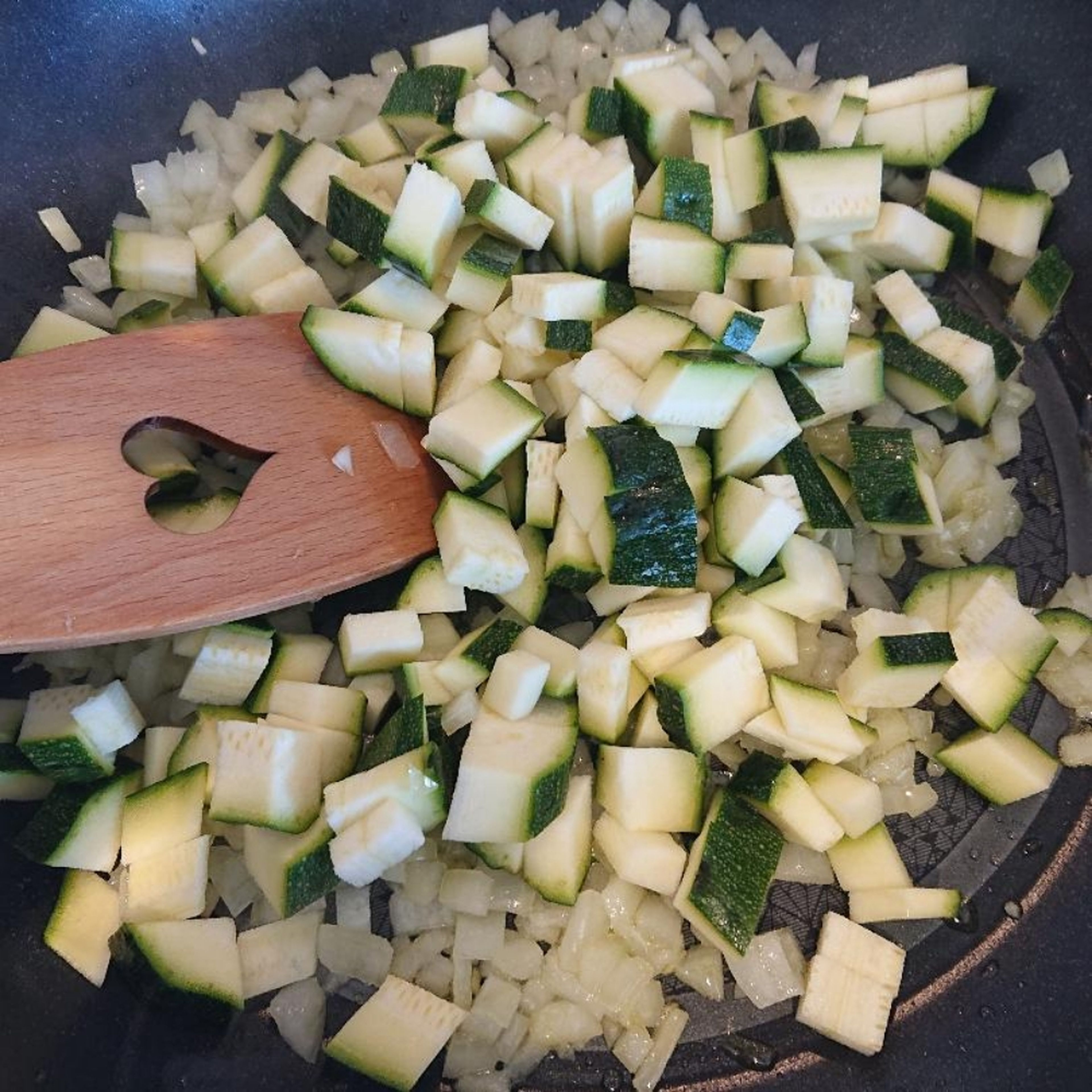 Dann die Zucchini hinzugeben und ca. 5 Minuten anbraten.