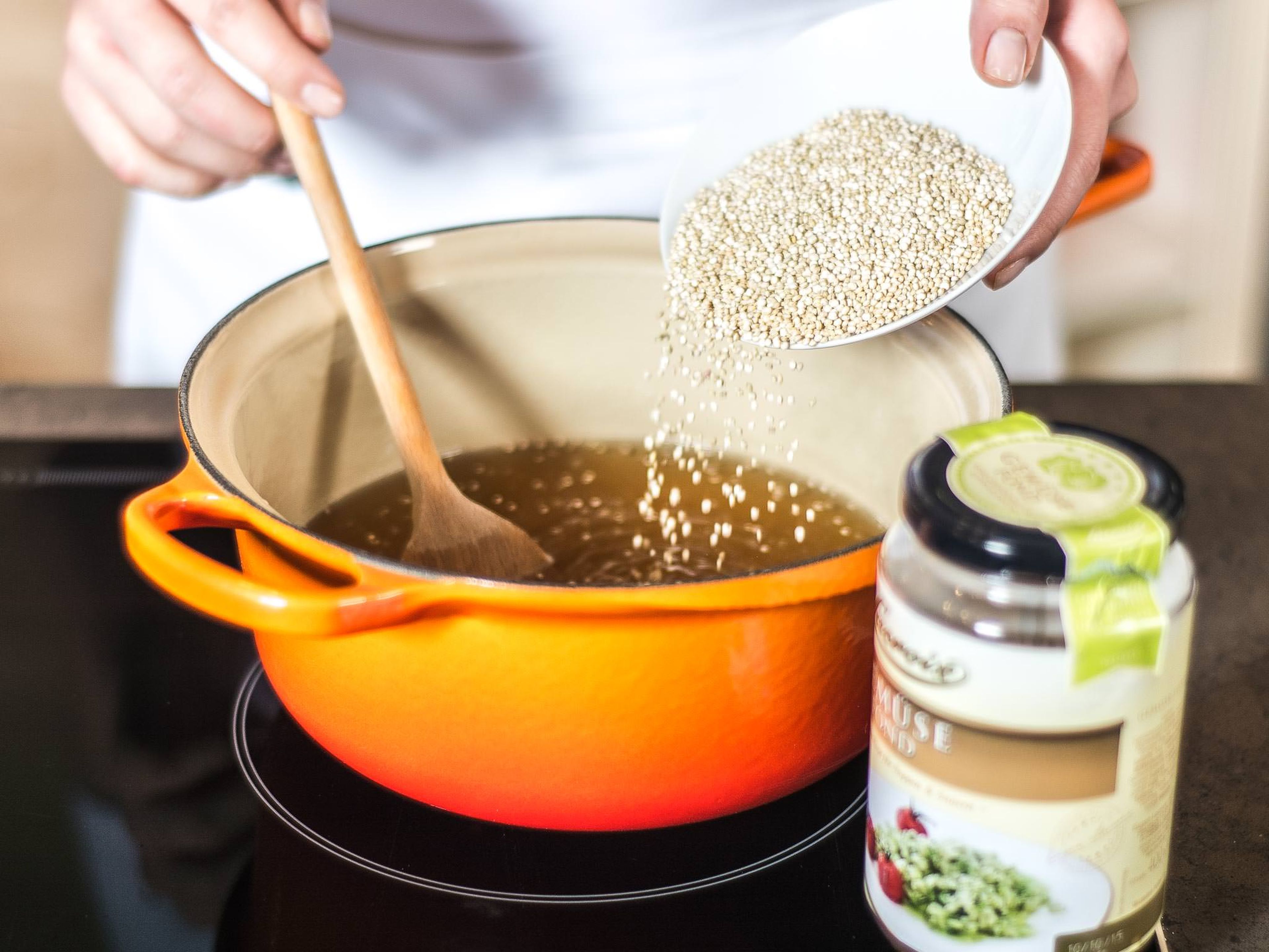 Quinoa in warmem Wasser waschen und nach Packungsanleitung in Gemüsebrühe garen und beiseitestellen.