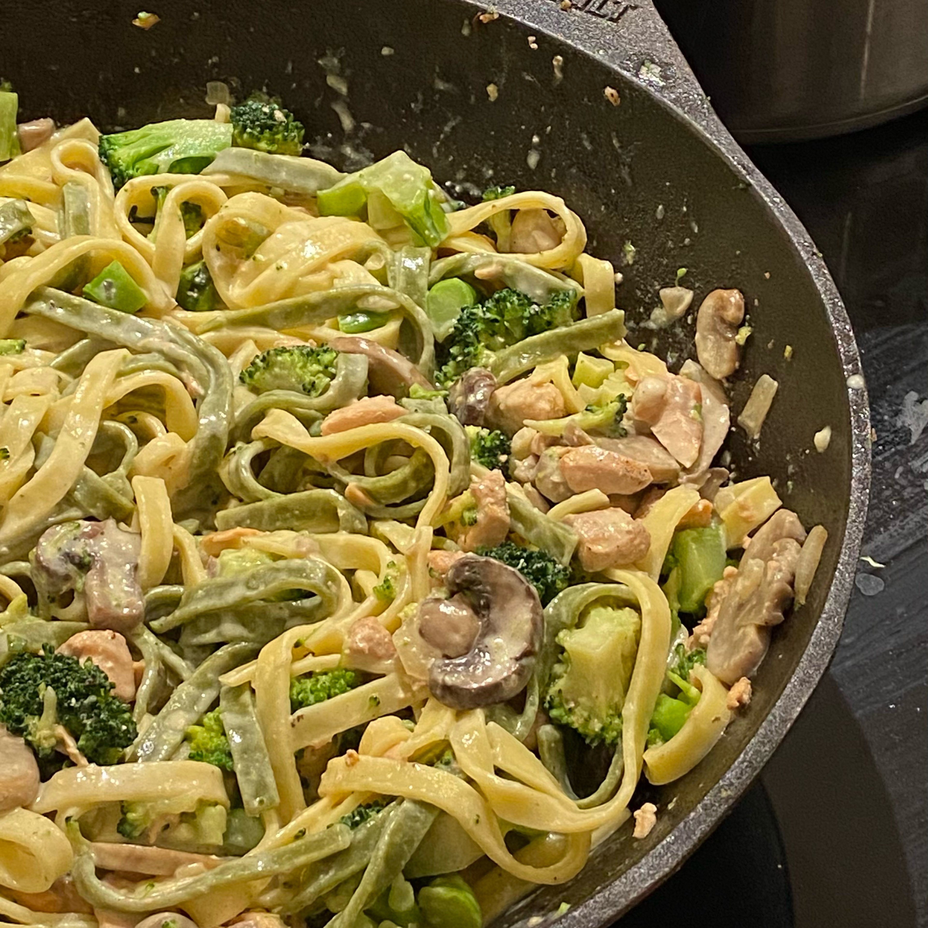 Creamy pasta with salmon and vegetables