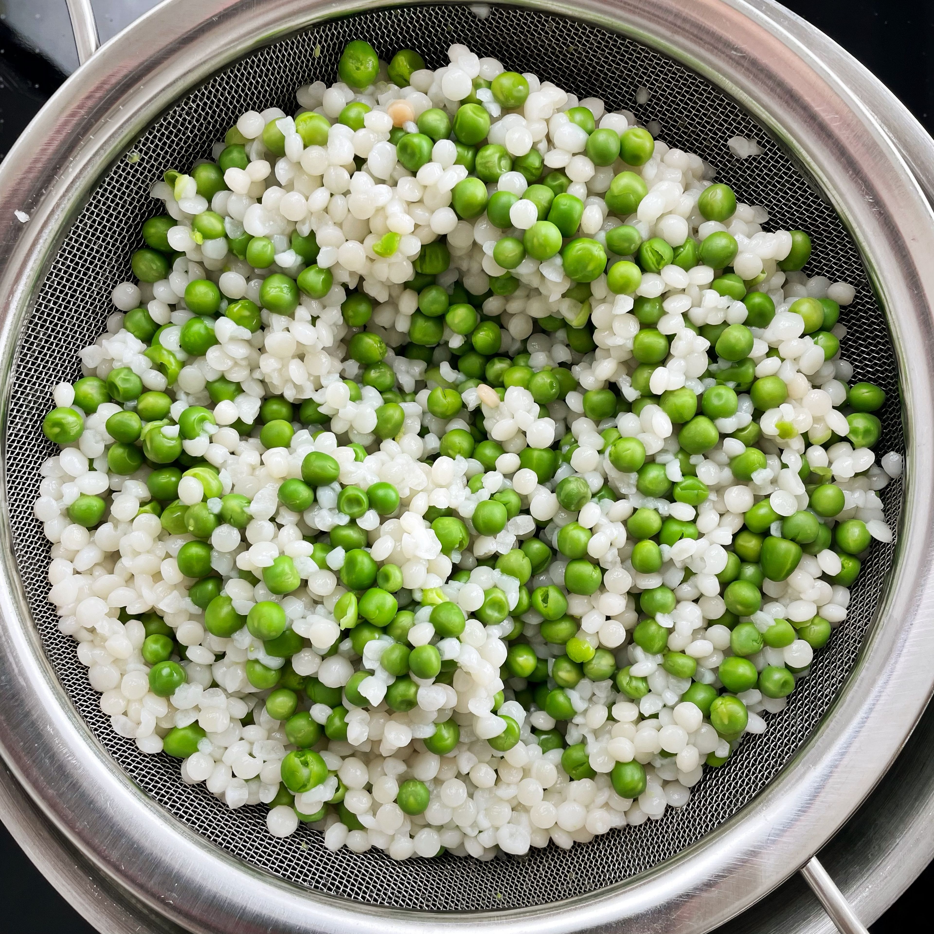 Cook the Israeli couscous in salted water according to the package instructions until al dente. Right before the end of the cooking time, add the peas and cook for another minute. Then rinse under cold water.