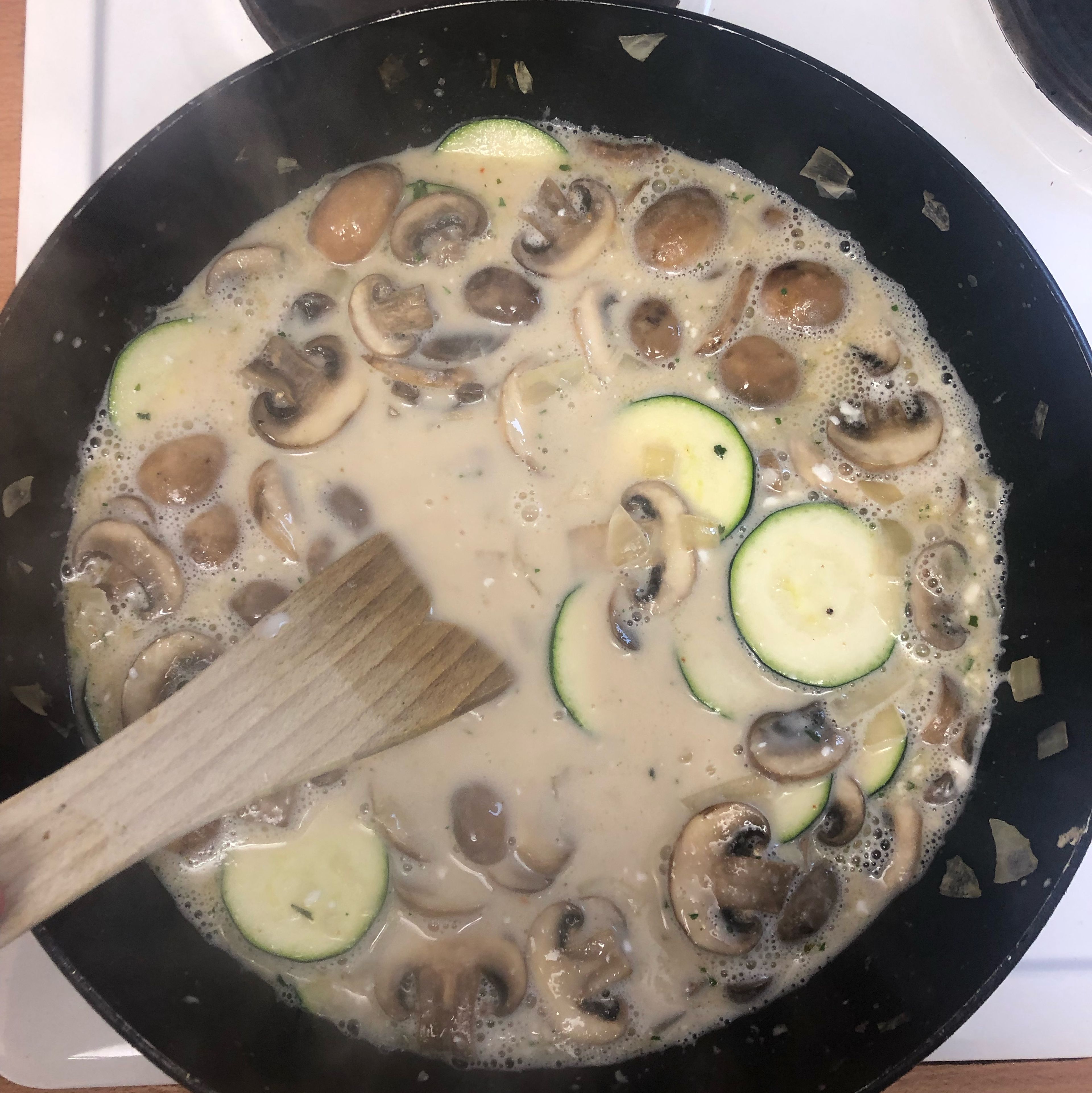 Jetzt das ganze mit der Gemüsebrühe ablöschen und die Creme fresh und Hafer cuisine dazugeben . Anschließend mit der Speisestärke nach belieben andicken. Alles auf kleine Flamme stellen und mit denn angegebenen Gewürzen verfeinern. Deckel drauf und für ca 20 Minuten köcheln lassen . Währenddessen die Nudeln machen .