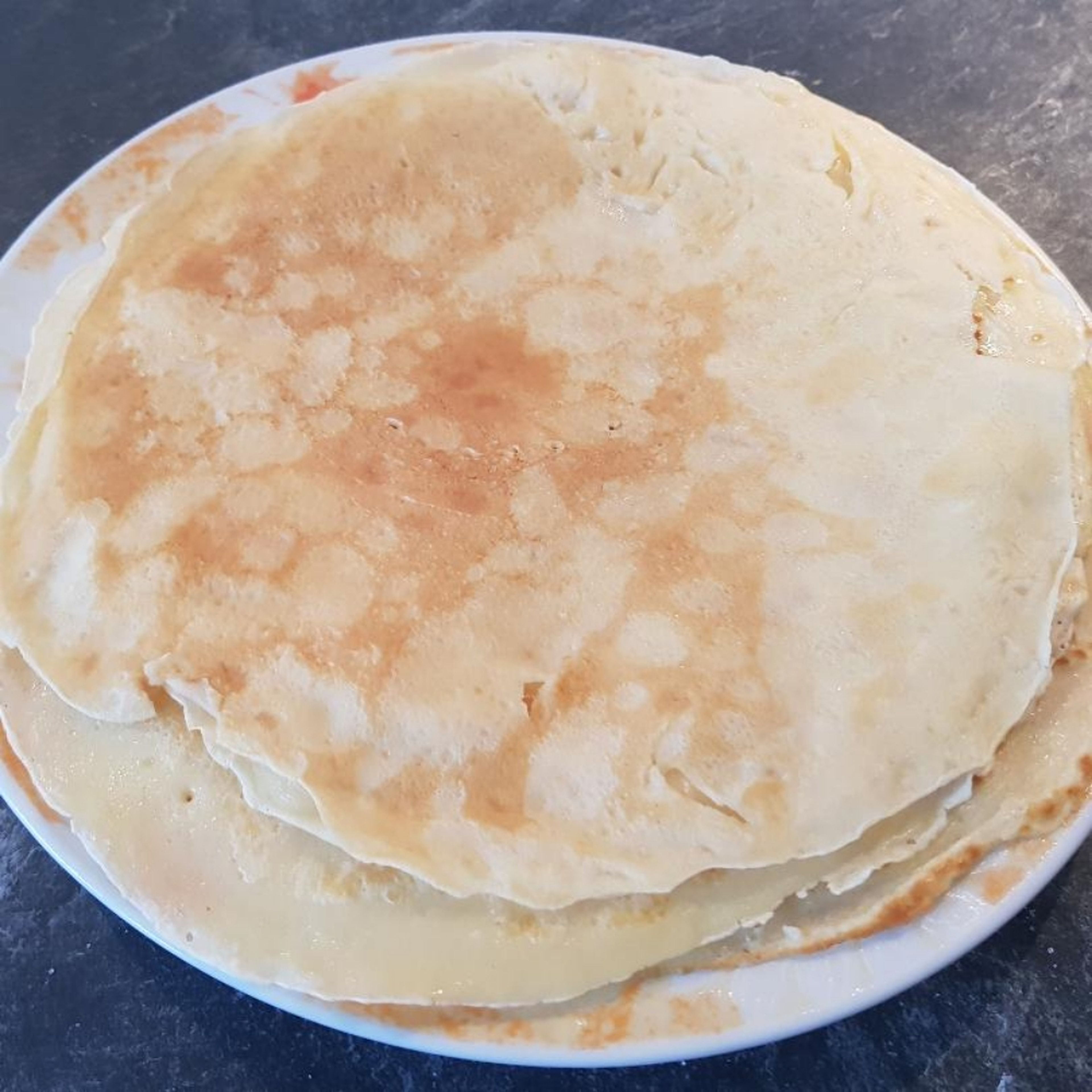 Schritt 5 : Wenn alle fertig sind mit Puderzucker , Schokocreme , Ahornsirup,Früchten ... bestreichen/belegen und genießen 😋