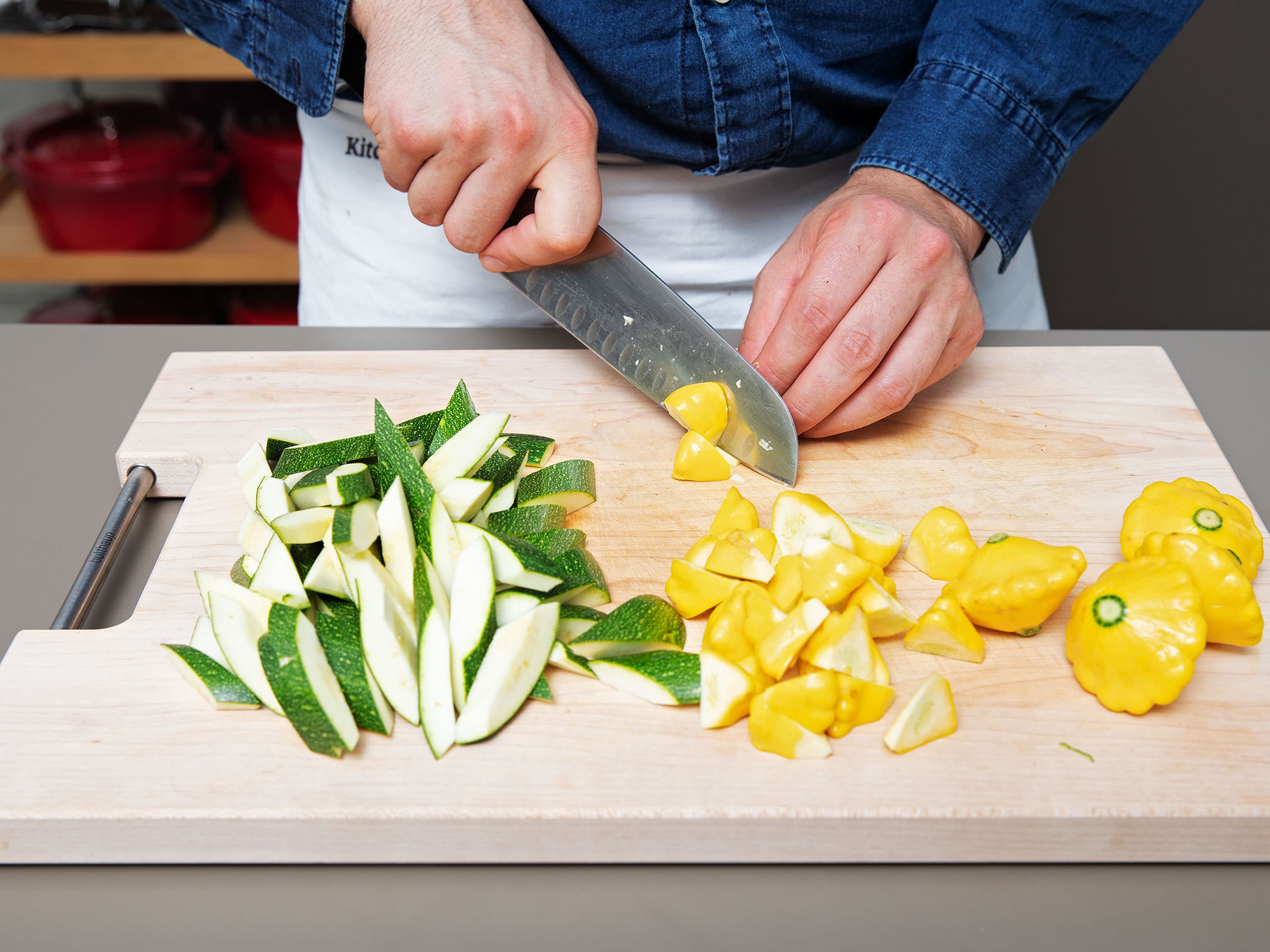 Backofen auf 160°C vorheizen. Sommerkürbis und Zucchini klein schneiden und zusammen mit den Kirschtomaten in eine Auflaufform geben.