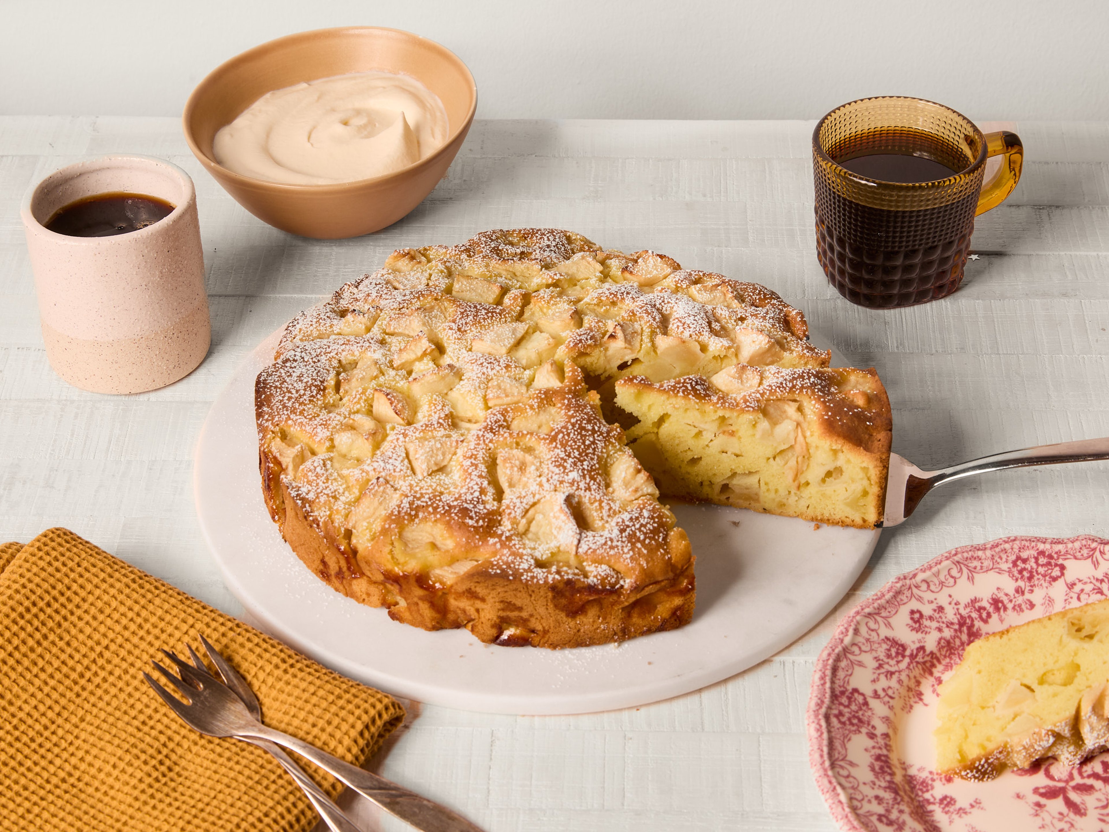 Easy and fluffy apple cake