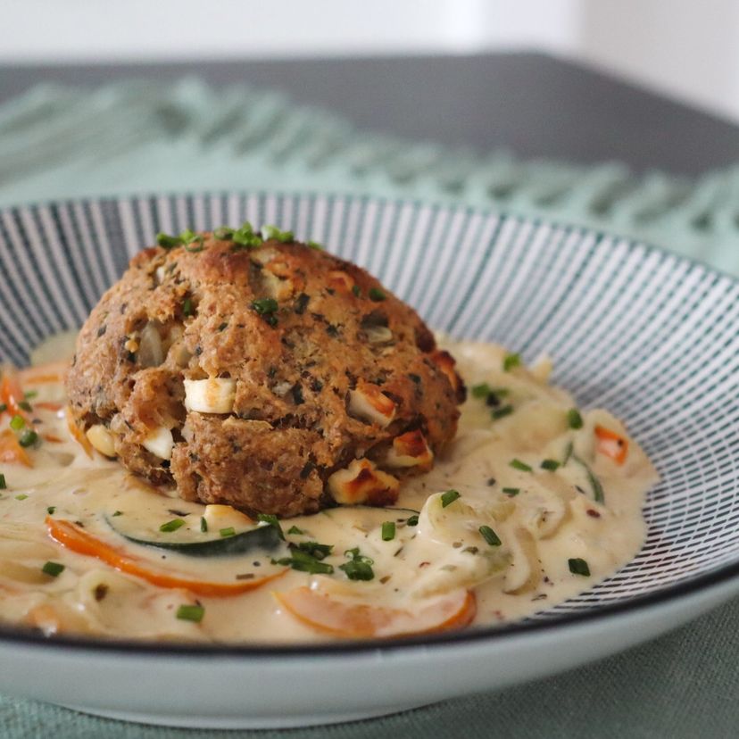 Fetaknödel aus dem Ofen mit Gemüse-Rahm-Soße