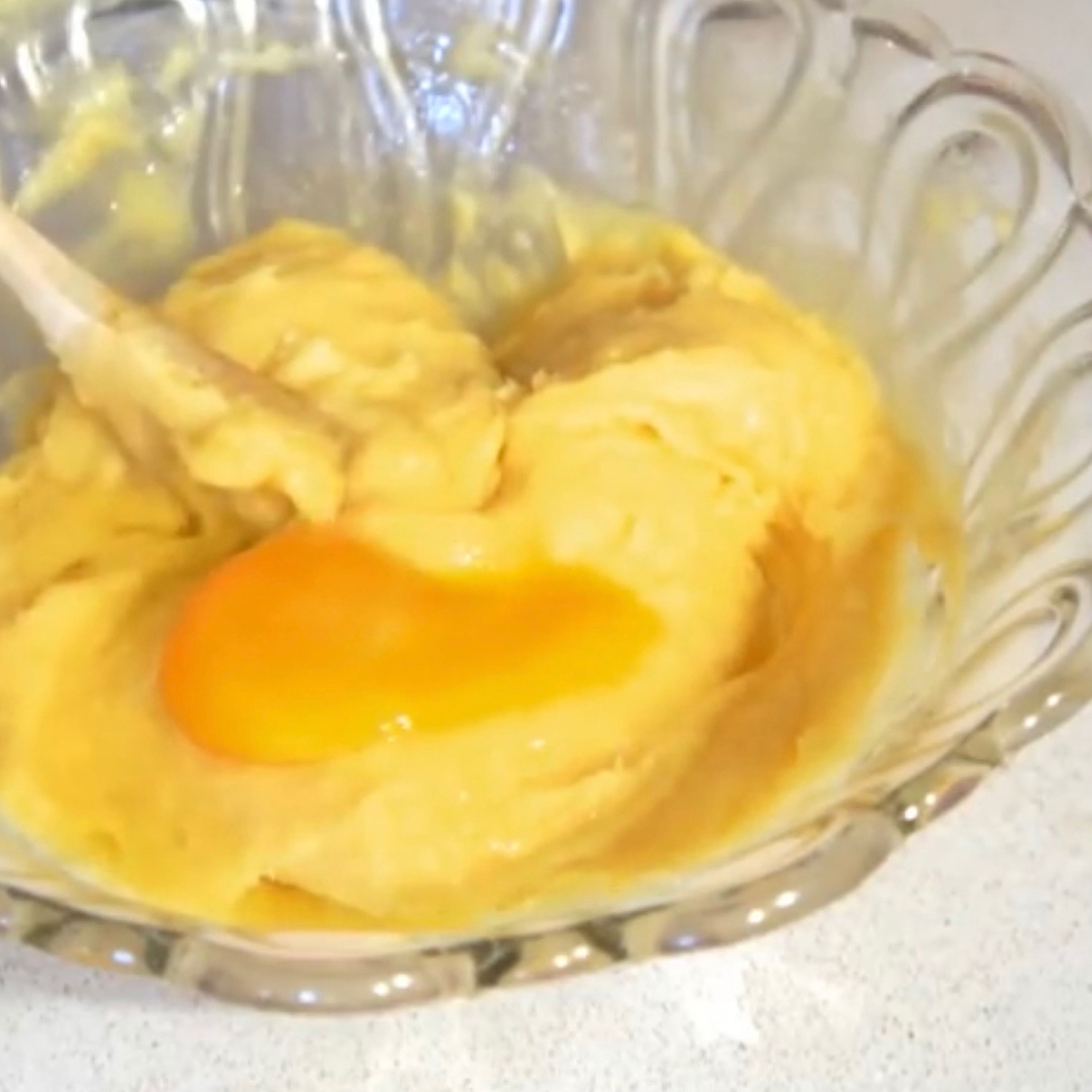 Den Teig in eine Schüssel geben und etwas abkühlen lassen. Danach die Eier nach und nach beim mischen hinzufügen bis der Teig die Eier vollständig aufgesogen hat.
