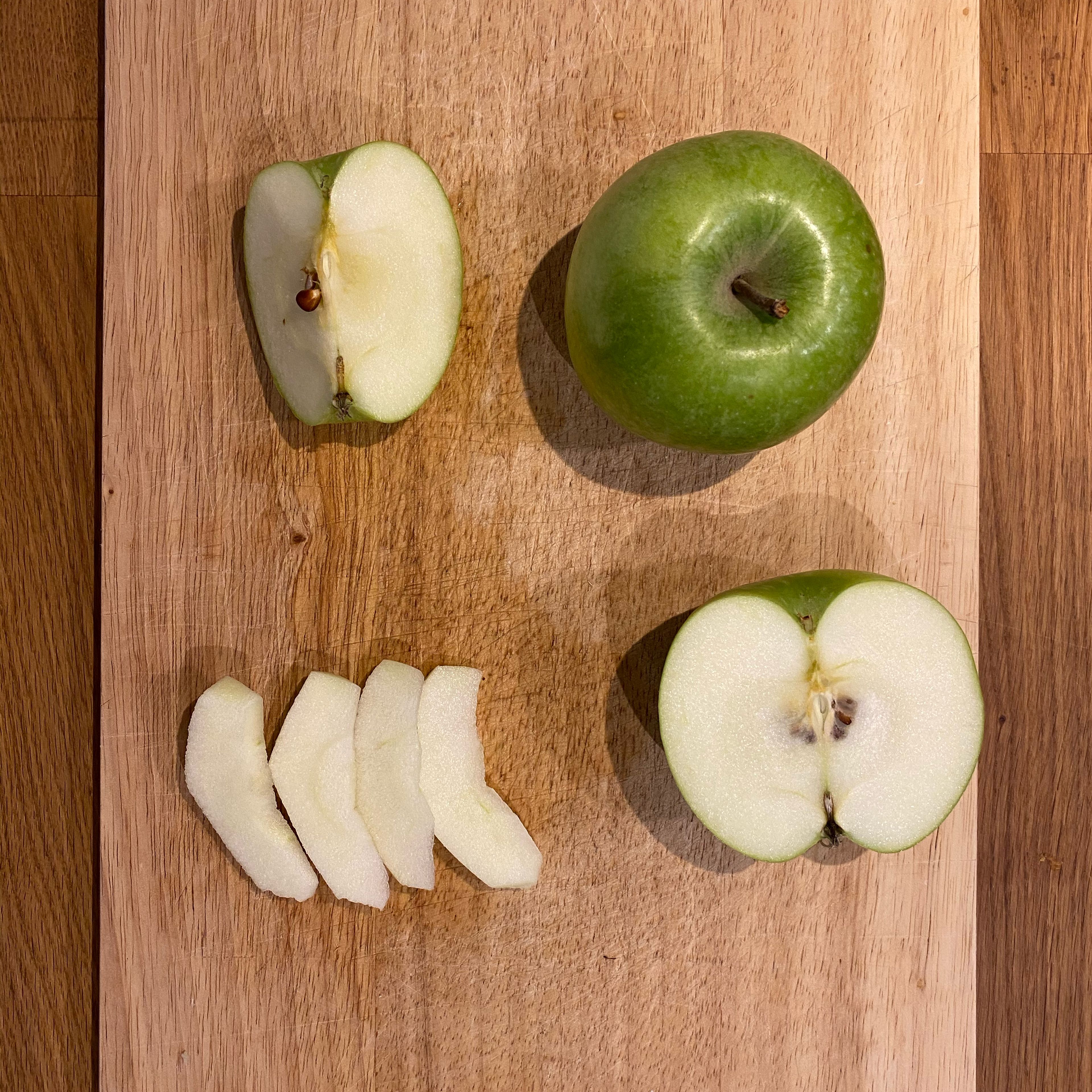 Die Äpfel entkernen und schälen, in max. 1cm dicke Spalten schneiden (z.B. 16 Spalten pro Apfel). Jeweils in der Schüssel mit Marinade wenden.