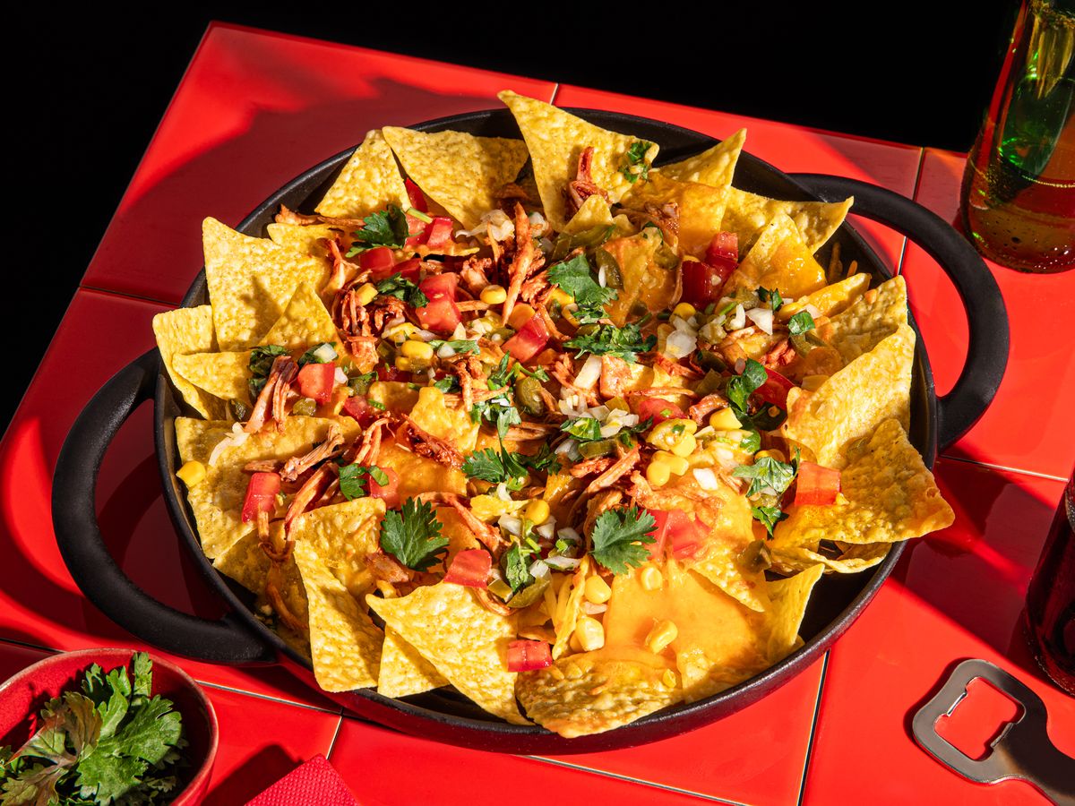 Überbackene Tortilla Chips mit Pulled Chicken & Jalapeño Salsa Rezept