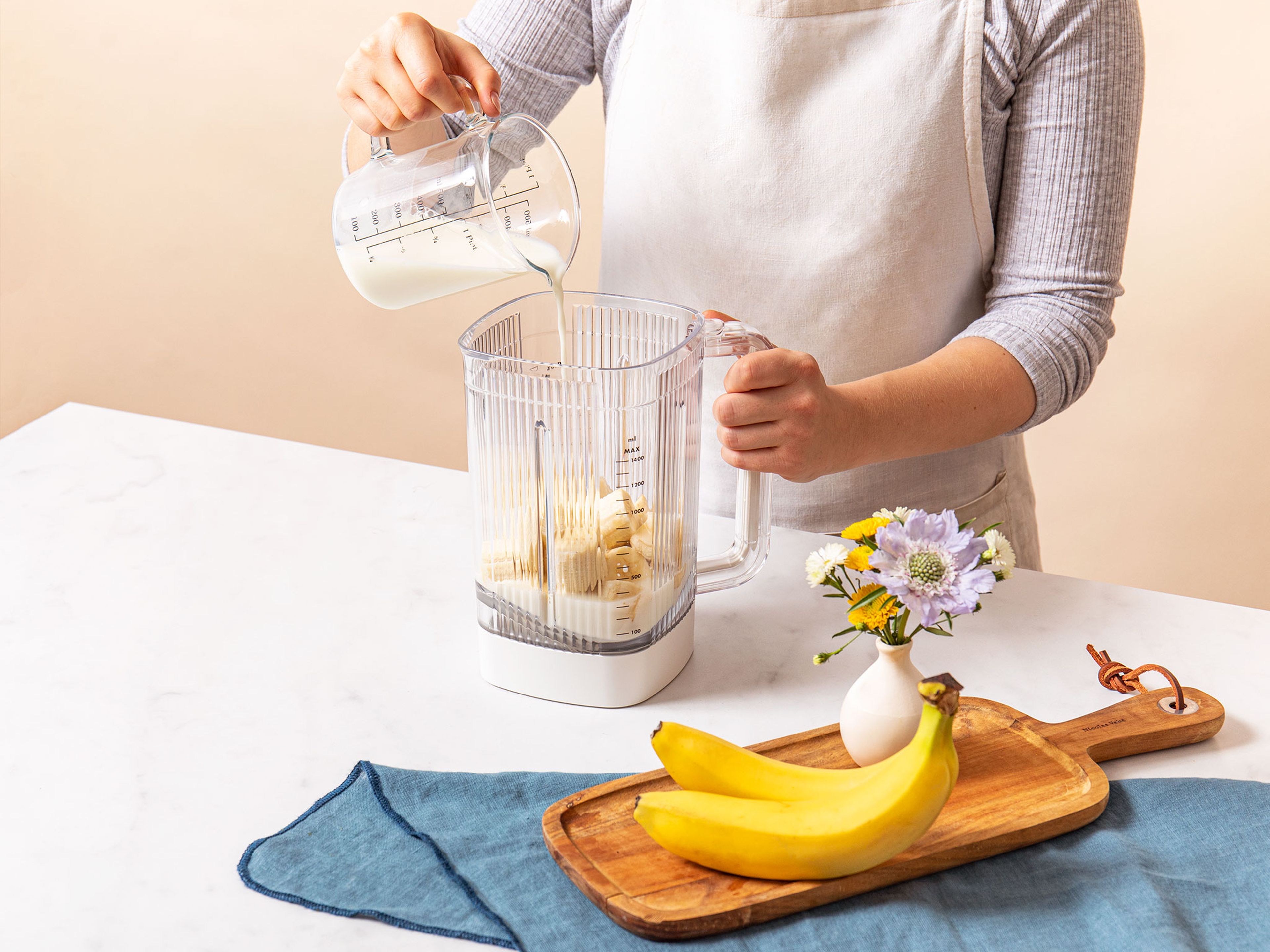 Gefrorene Bananen, Mandelmus, Ahornsirup und Mandelmilch in einen Standmixer füllen und mixen, bis der Shake cremig ist.