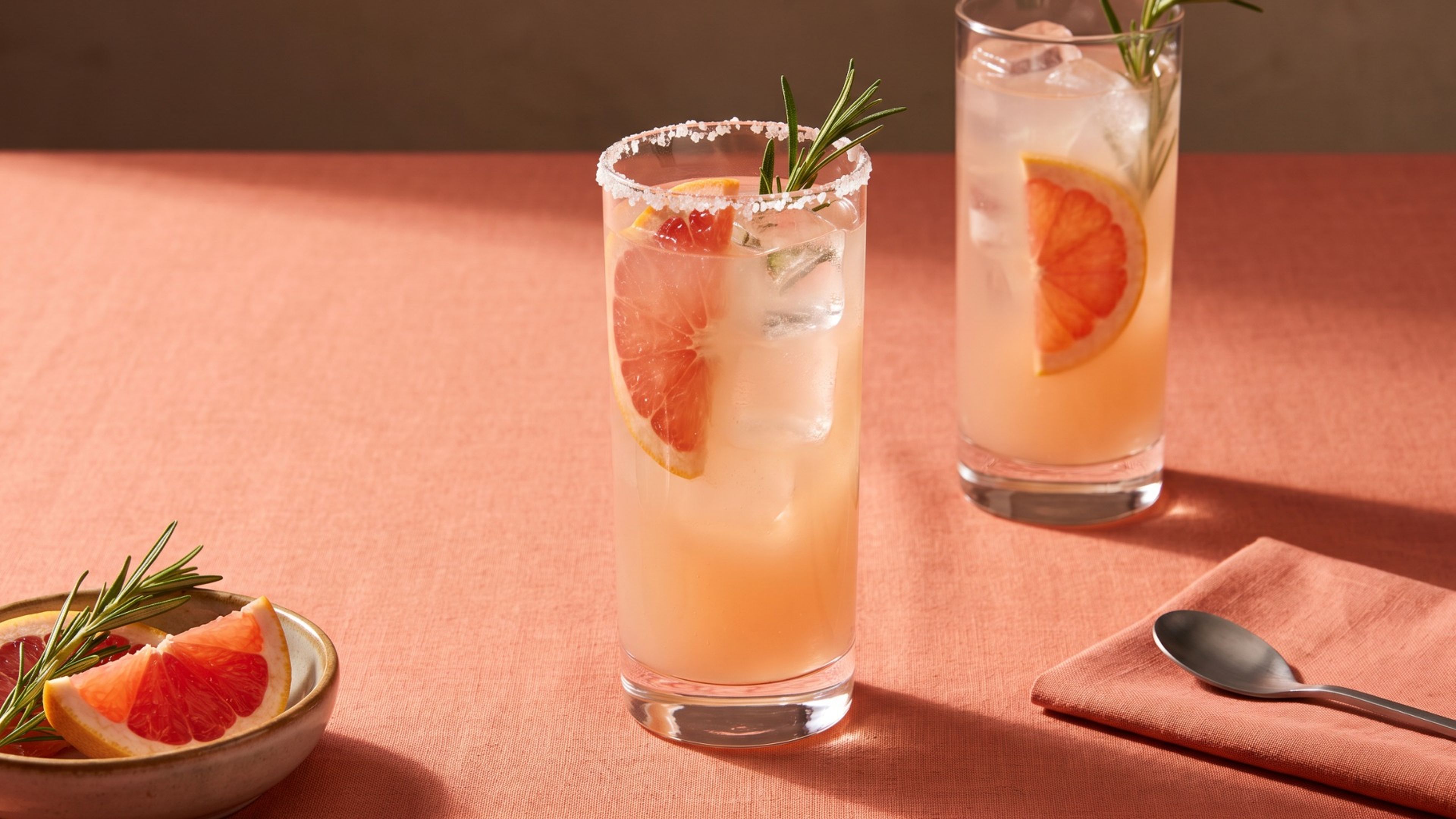 Erfrischende alkoholfreie Paloma mit Grapefruit und Rosmarin