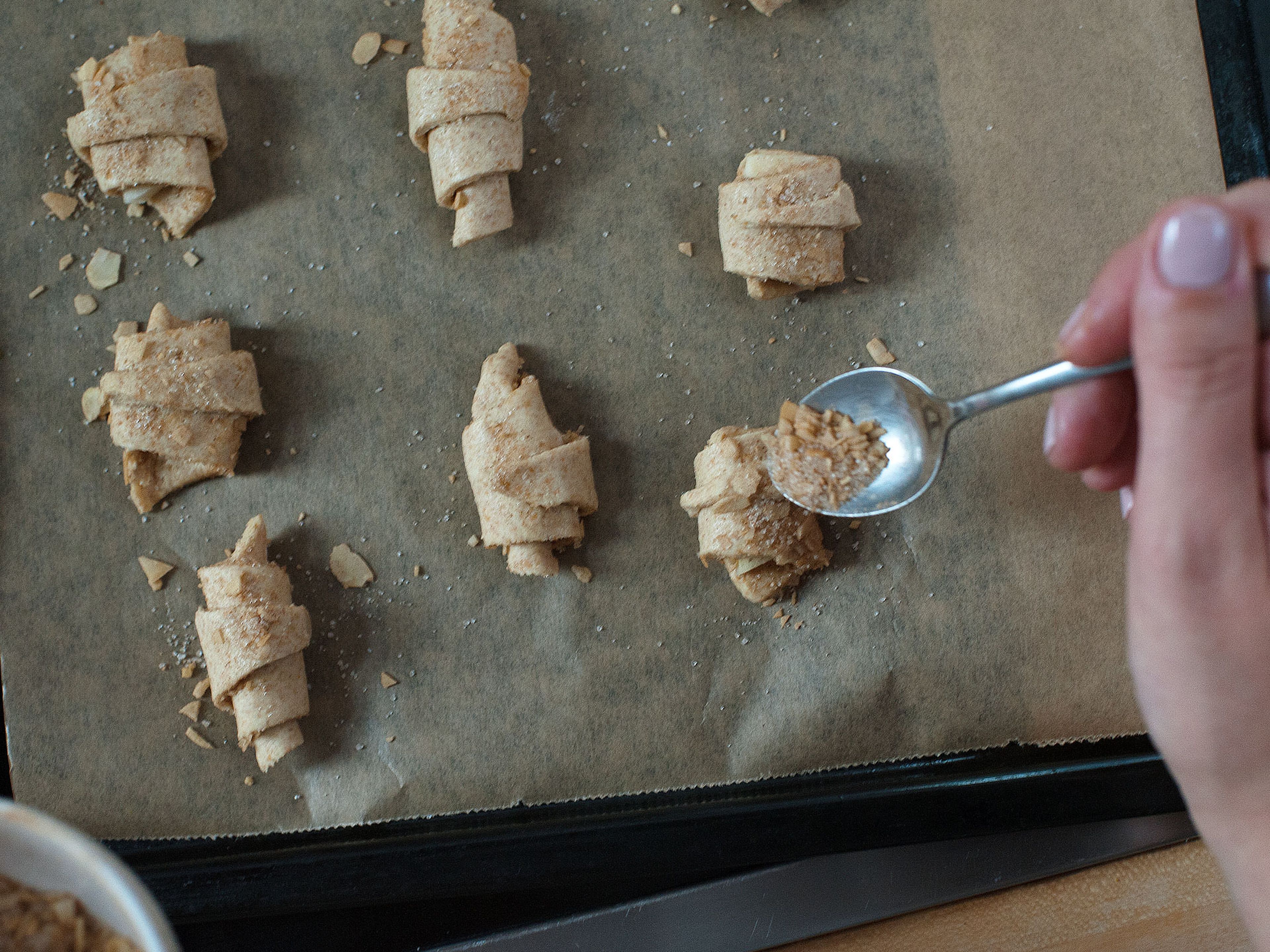 Mini Croissants auf das Backblech legen und mit der restlichen Mandel - Zimt Mischung bestreichen. Für ca. 15 - 18 min. bei 150 °C backen. Abkühlen lassen und genießen!