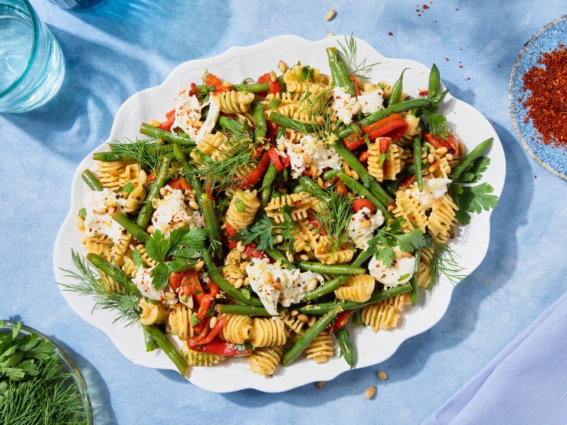 Aromatic green bean pasta salad with garlic and lemon