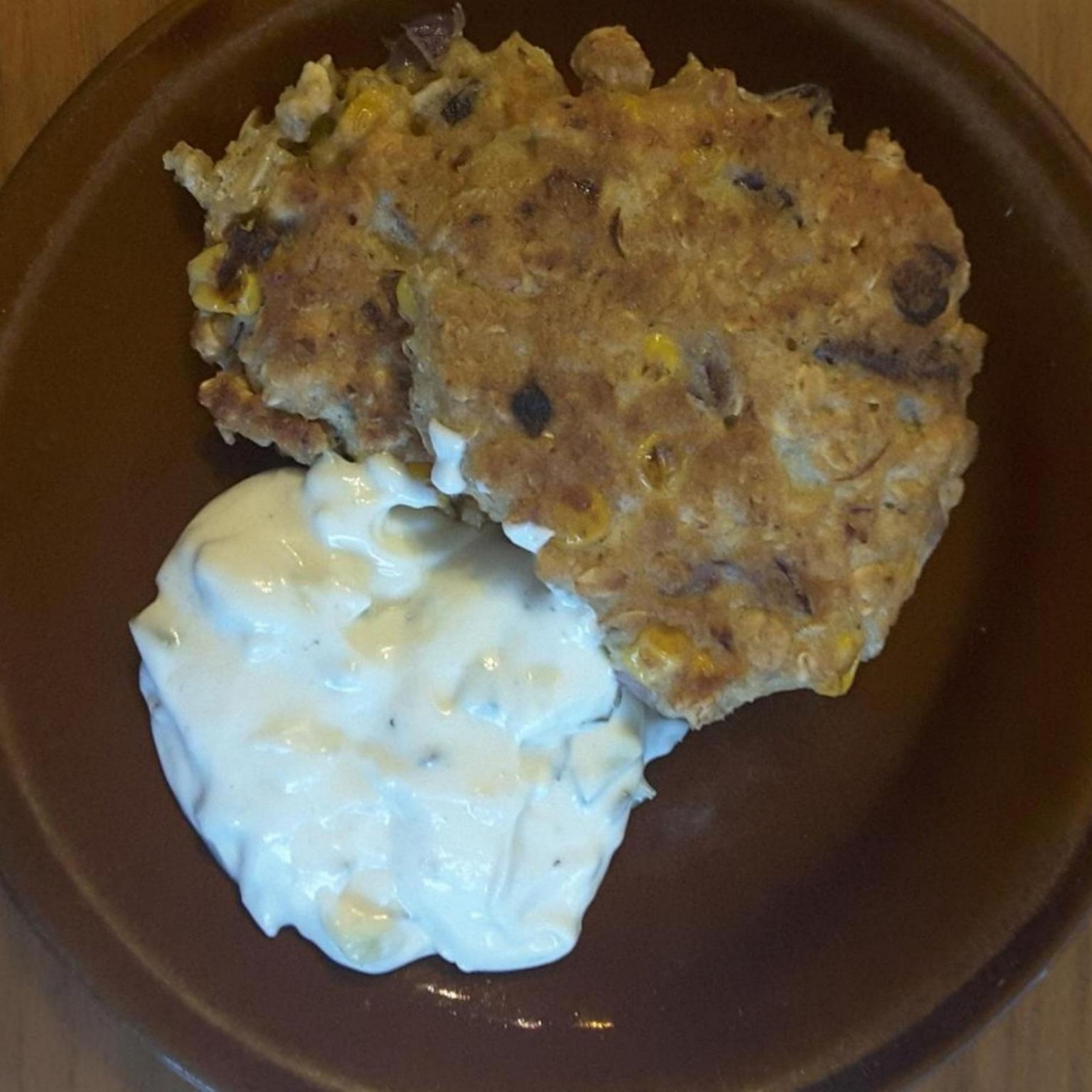 Die fertigen Maistaler mit Tzatziki servieren und genießen!