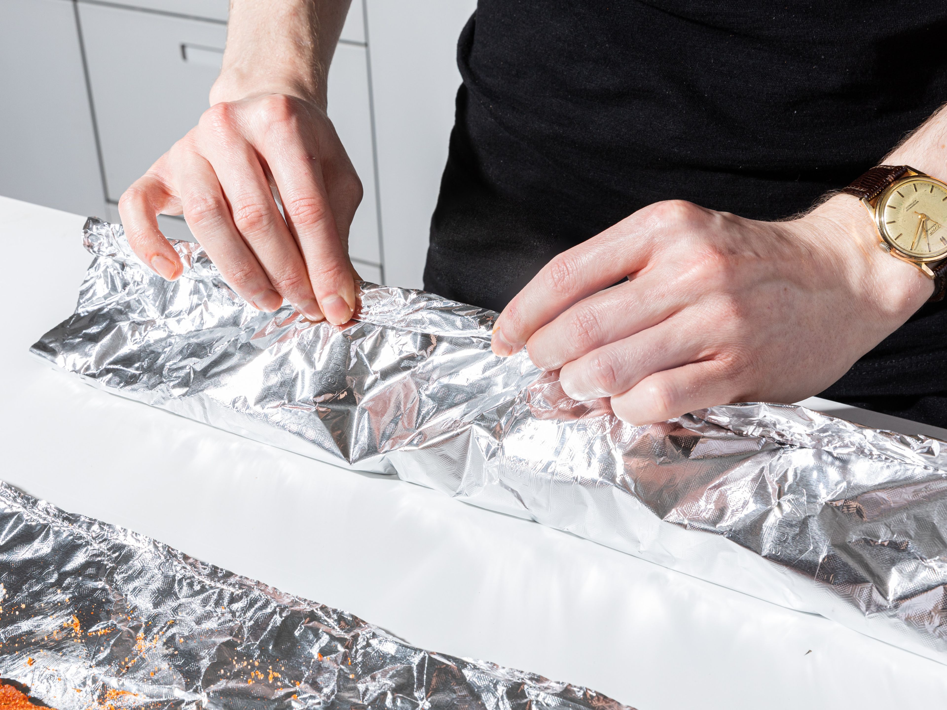 Preheat the oven to 110°C/230°F top/bottom heat. Place the rib packages on a baking sheet in the middle of the oven, with the seam of the foil at the top, and bake for approx. 2 ½ hrs.