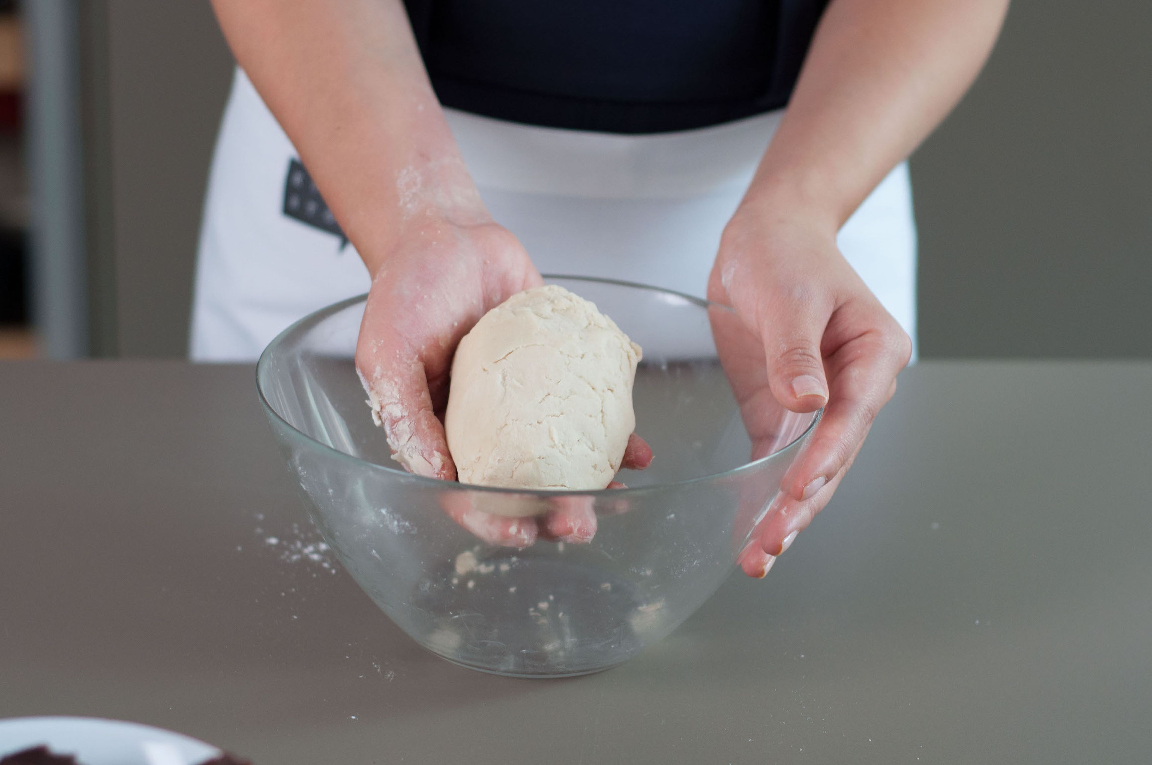 Meanwhile, mix the remaining flour and lard in a separate bowl. Knead into a smooth dough, set aside and also let rest for approx. 30 min.