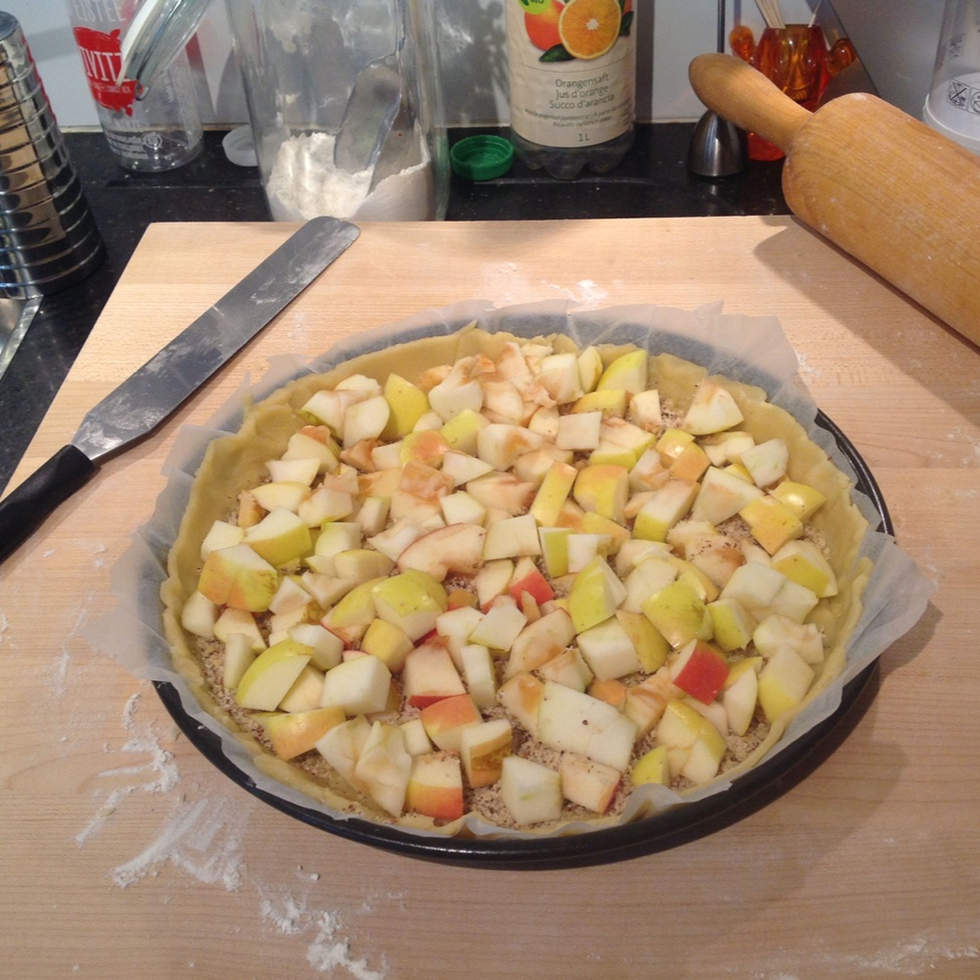 Peel, core, and dice apples. Distribute over the base and pour over the cream mixture.