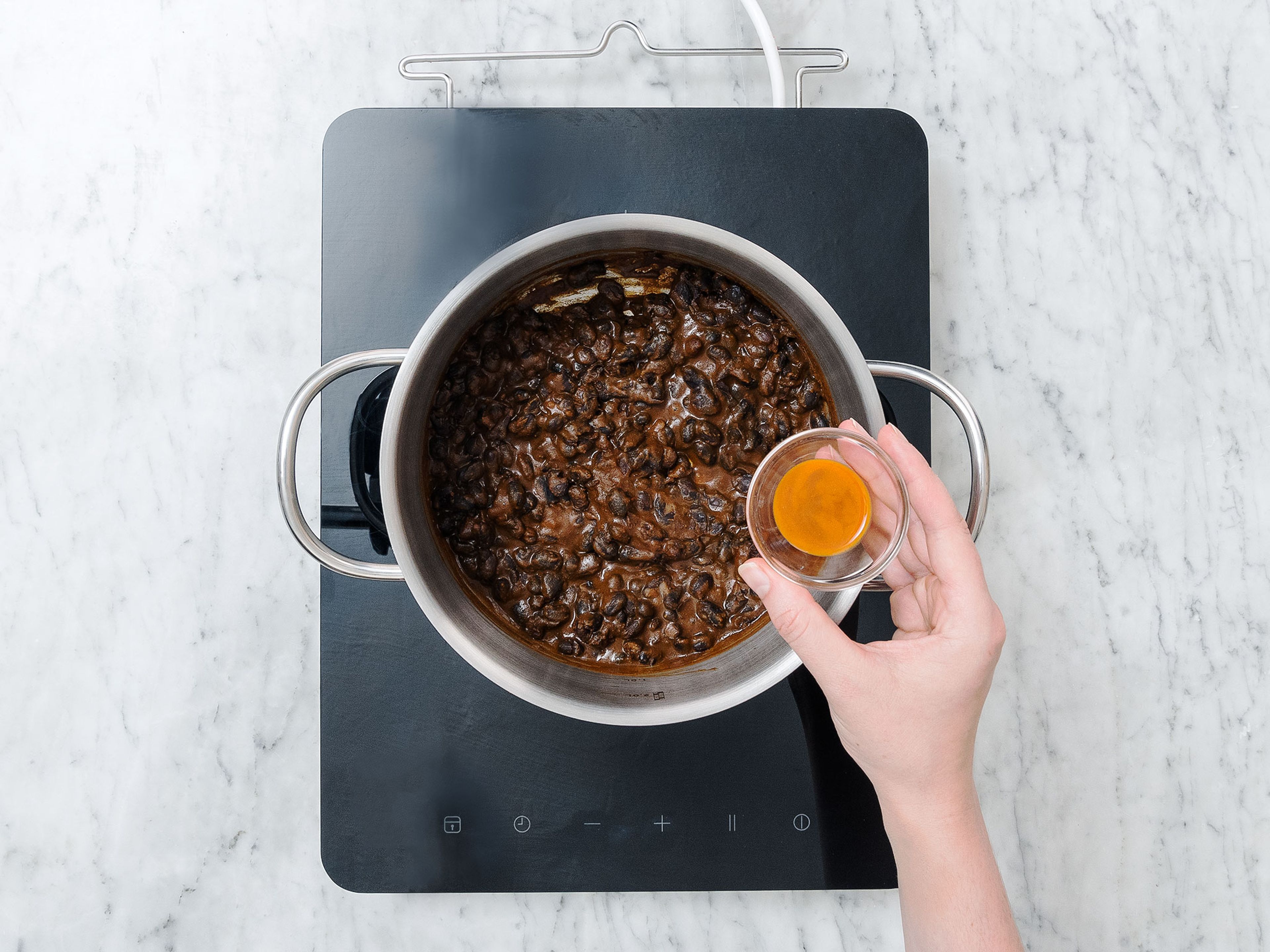 Drain water from can of black beans and rinse beans under clear water. Add black beans, mole sauce and salsa picante to a small saucepan. Stir to combine and heat up for approx. 4 – 5 min. Remove from heat.