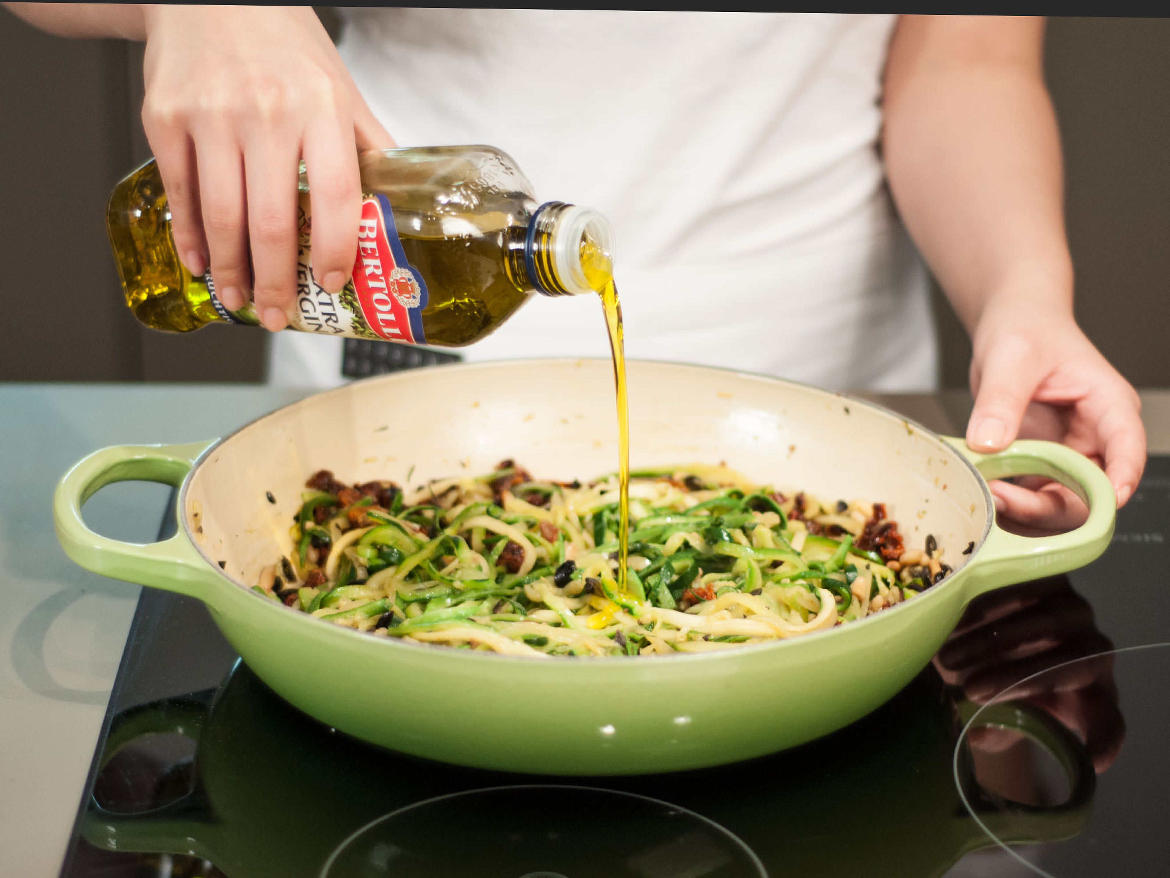 Zucchini mit in die Pfanne geben. Mit Salz und Pfeffer würzen. Etwas Olivenöl hinzugeben und  gut umrühren. Guten Appetit!