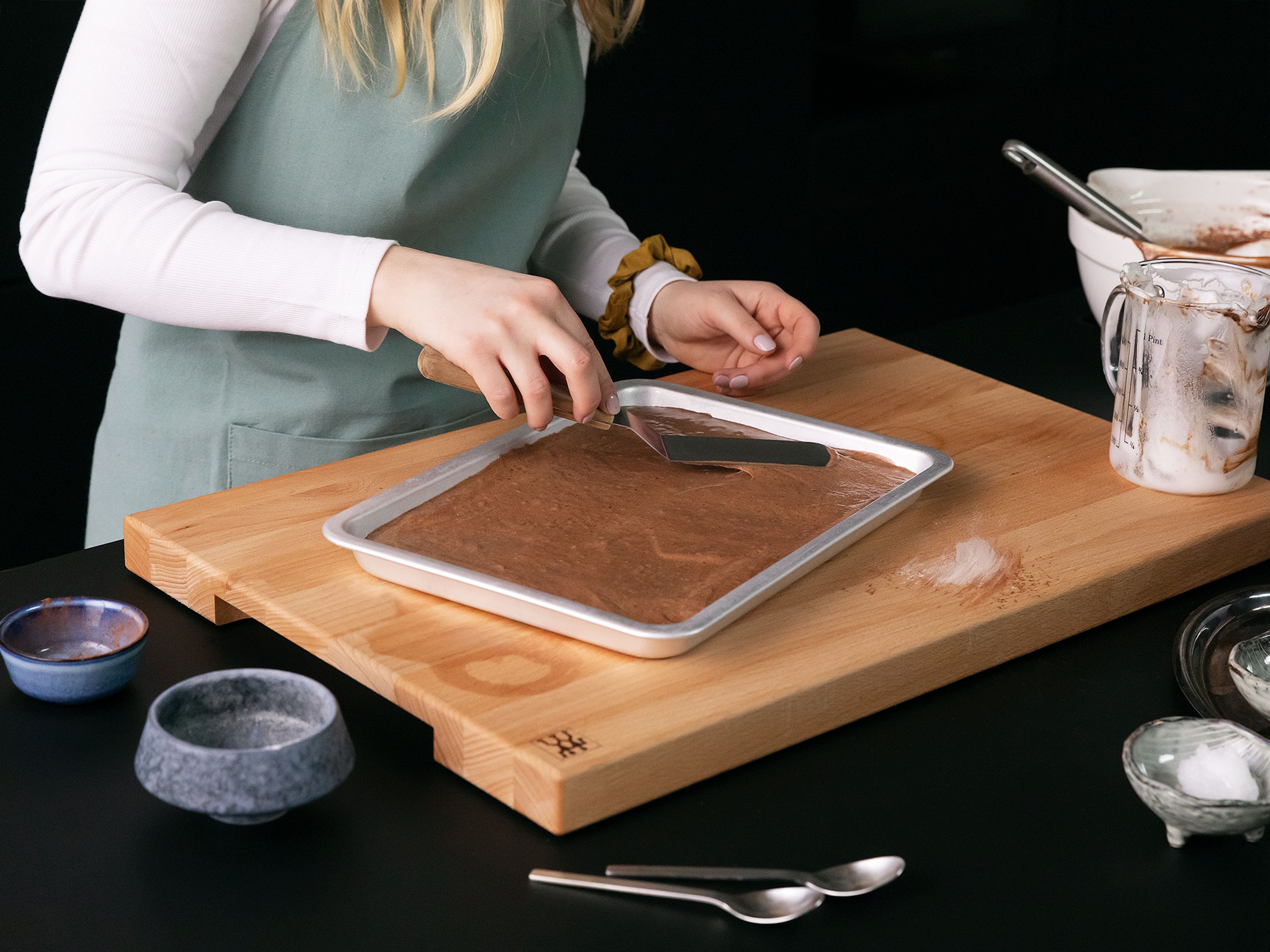 Den Teig gleichmäßig auf einem mit Backpapier ausgelegten Backblech verteilen. In den Ofen schieben und für ca. 12 - 15 Min. backen.