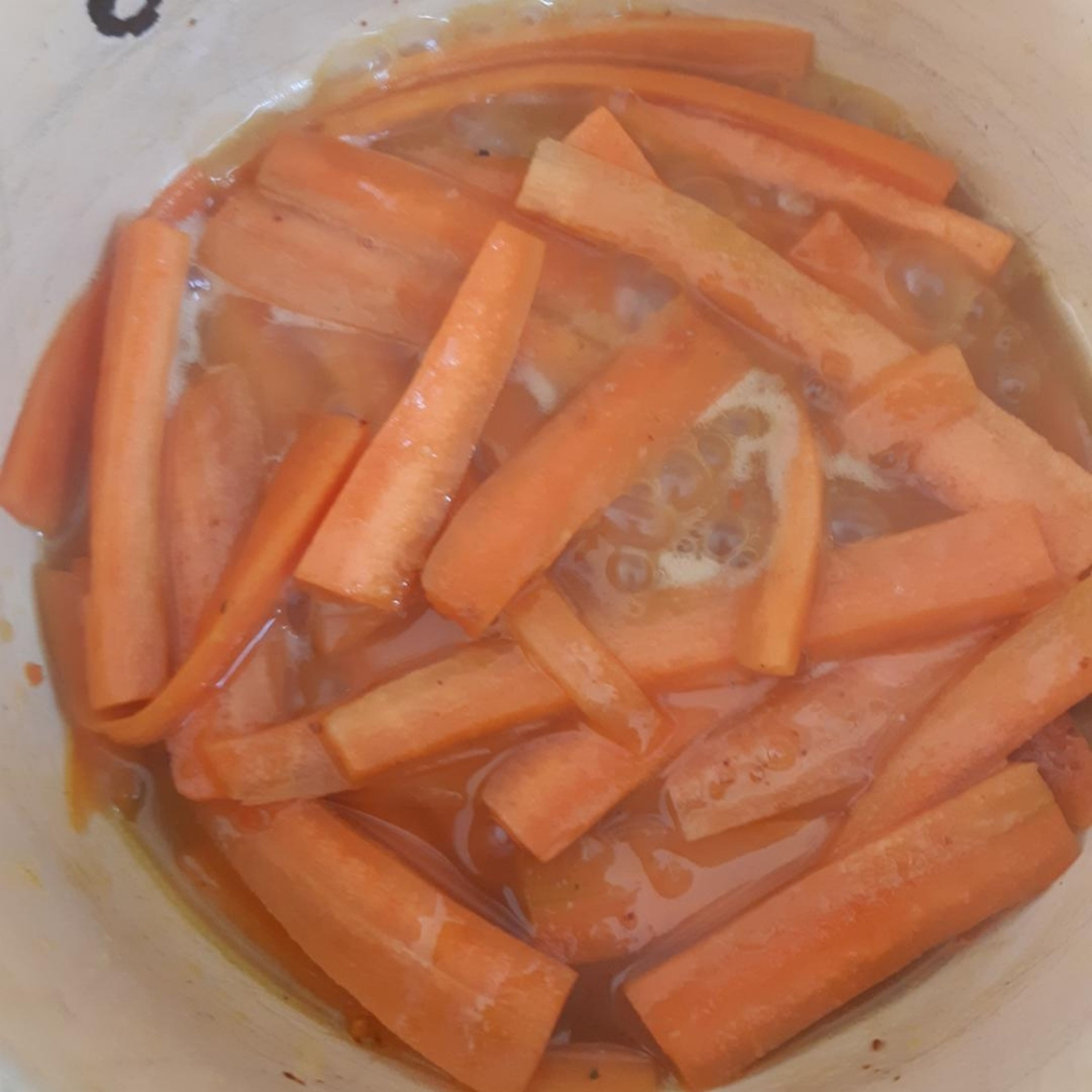 Karotten in Streifen schneiden und in Butter anbraten, etwas Wasser zum garen hinzufügen und mit Ahornsirup, Salz und Pfeffer abschmecken.