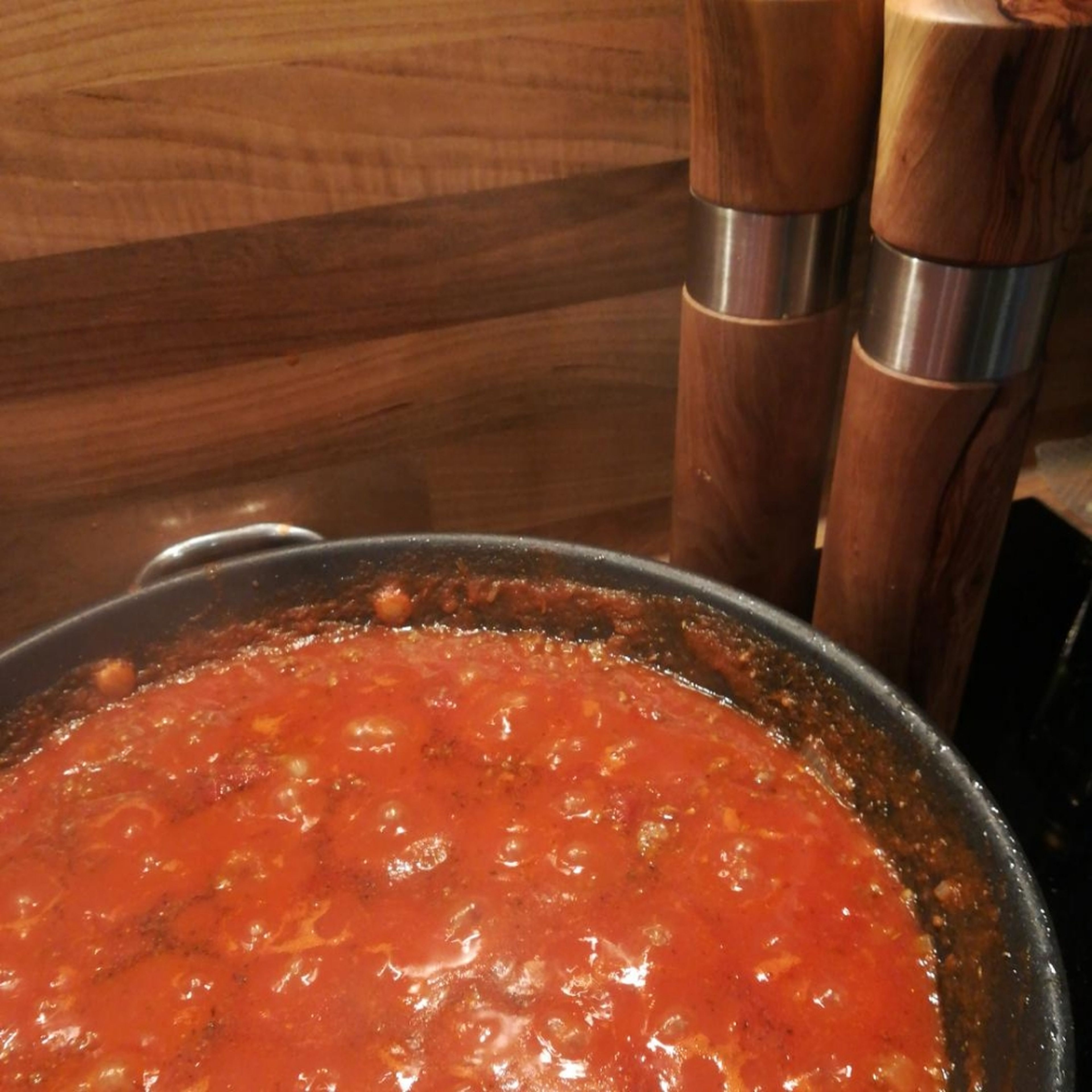 Das Tomatenhackfleisch Gemisch jetzt mit Pfeffer und Salz nach Geschmack würzen.