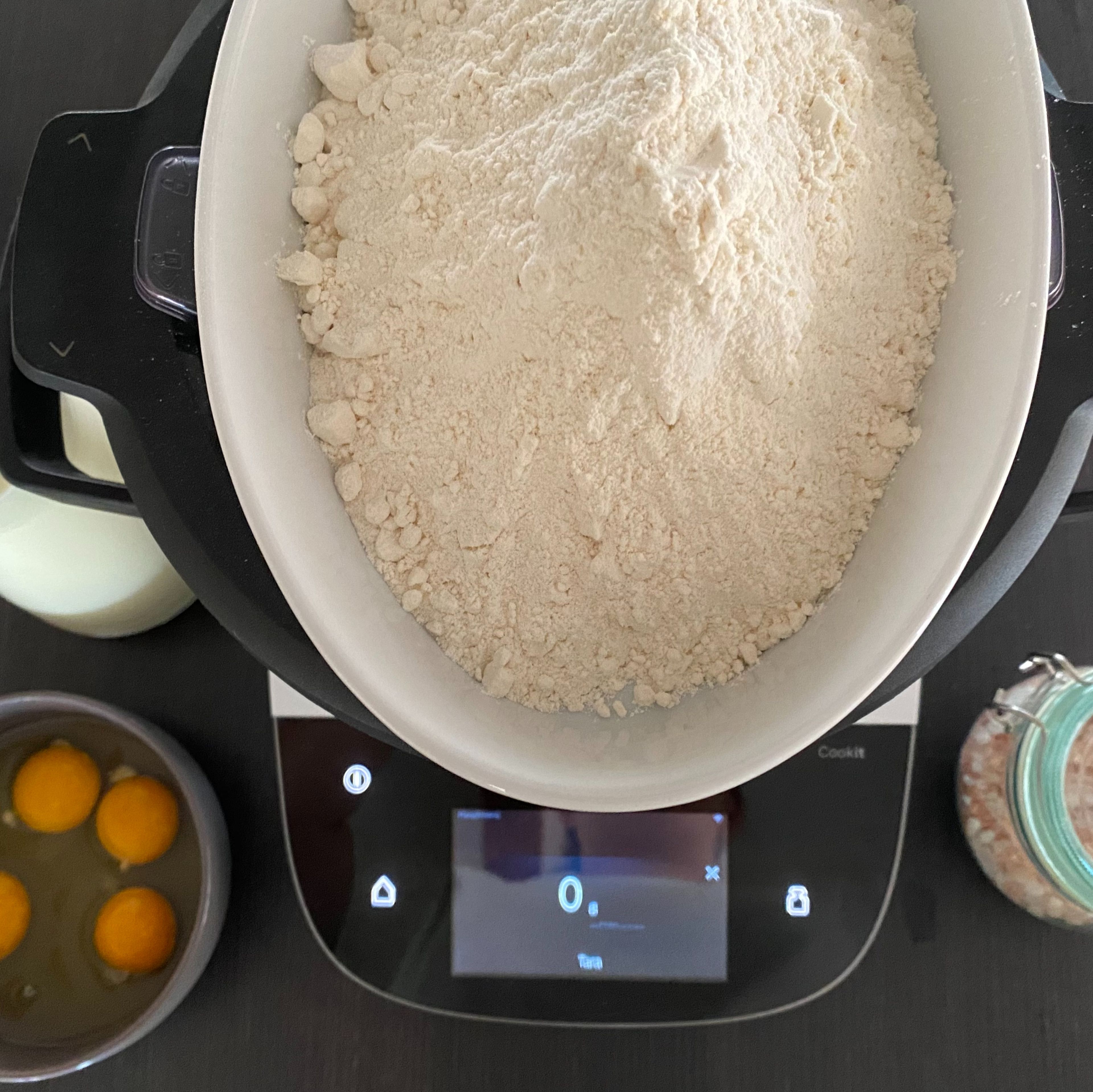 Zuerst sowohl Zucker als auch Mehl mithilfe des Cookits abwiegen. Zu dem Mehl auch das Salz geben und untermischen.