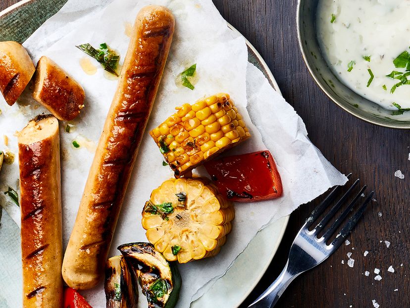 Vegane Bratwurst mit Maiskolben und Grillgemüse-Spieß