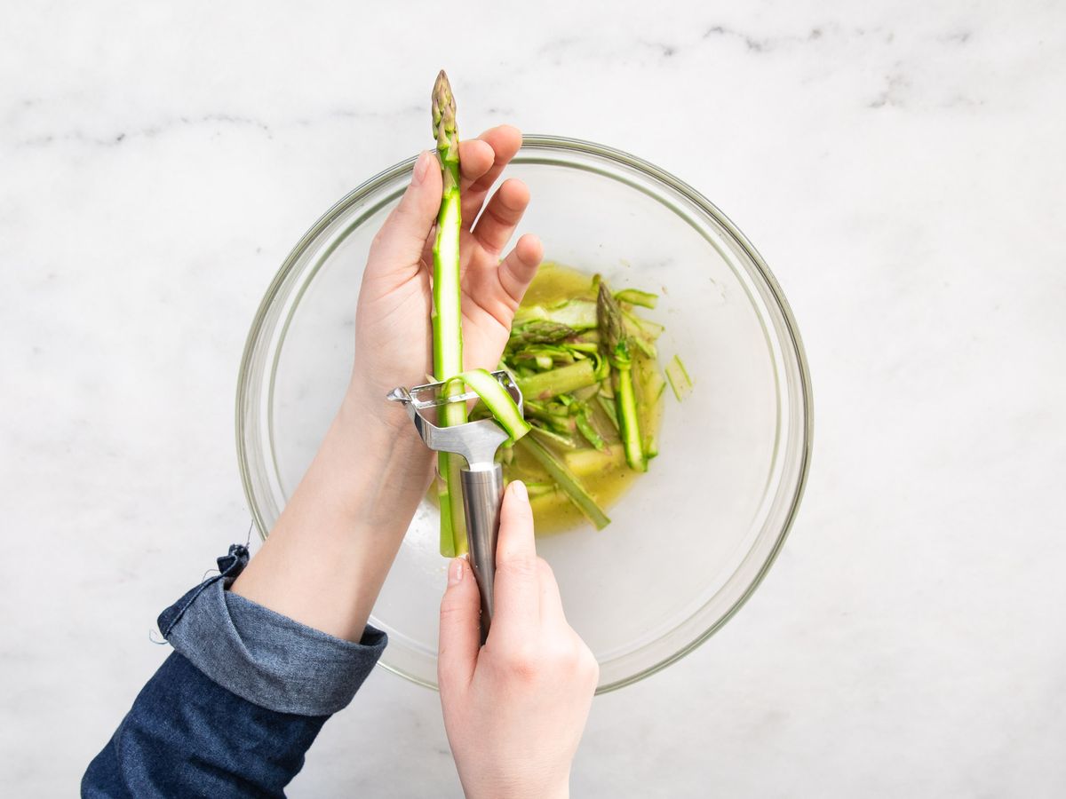 Grüner Spargelsalat mit Honig-Vinaigrette | Rezept | Kitchen Stories