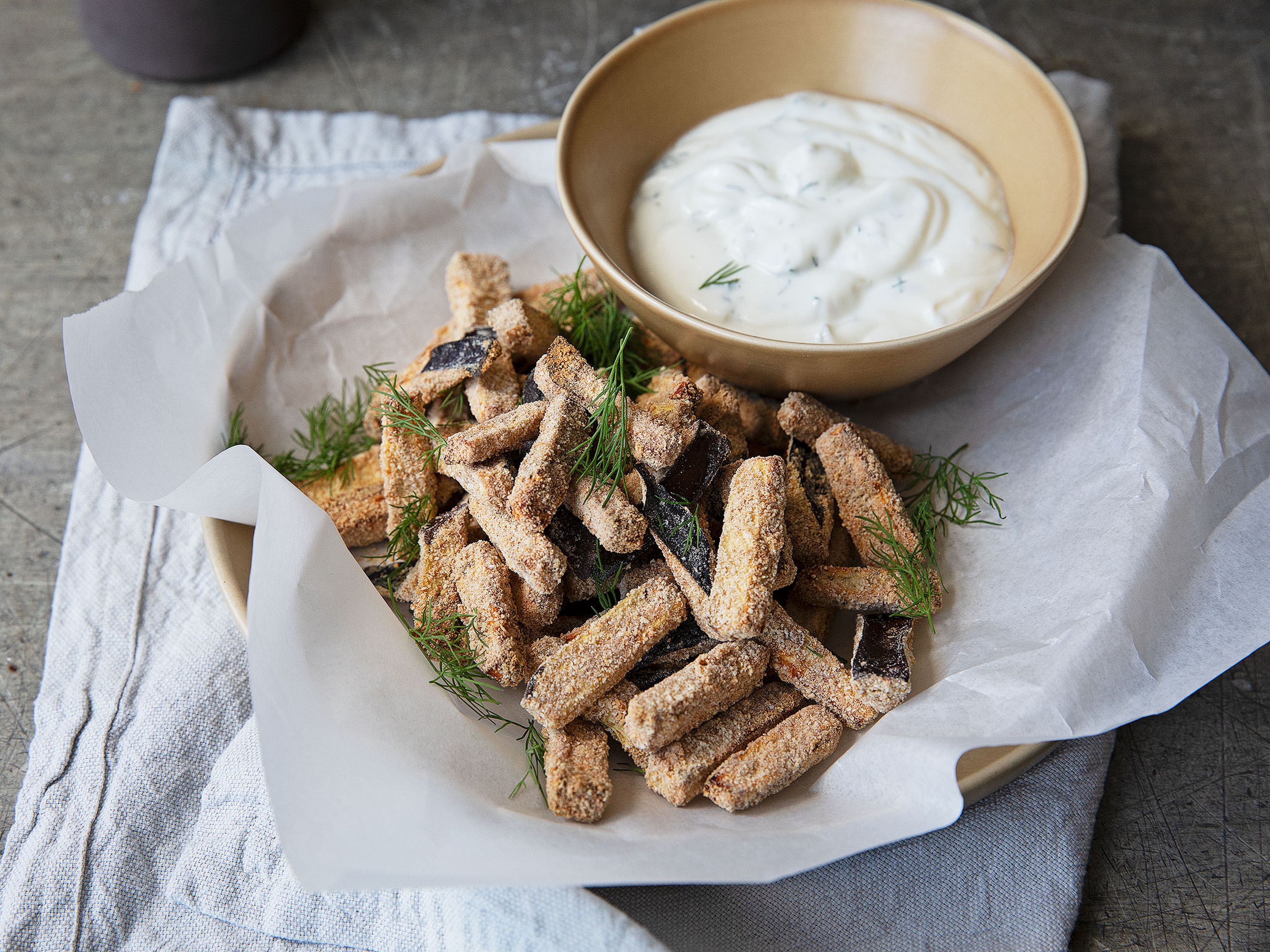 Knusprige Auberginen-Pommes mit Limetten-Dill-Dip