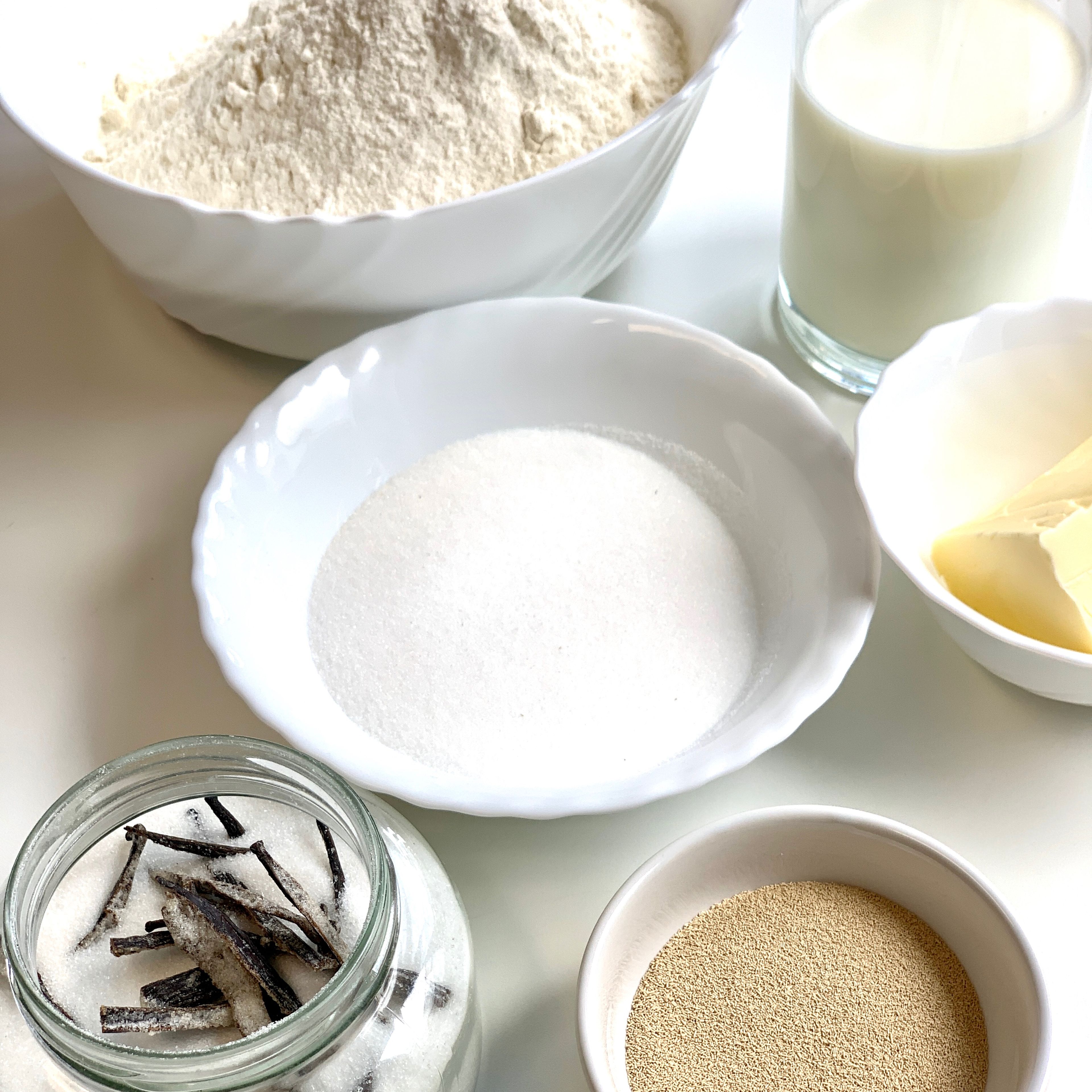 Ein Teelöffel Zucker mit der Trockenhefe und dem lauwarmen Wasser verrühren und 10 Minuten stehen lassen.￼￼ Das Mehl mit dem restlichen Zucker, dem Vanillezucker und dem Salz mischen.￼ Nun die Hefemischung dazugeben und alles gut durchkneten￼￼.