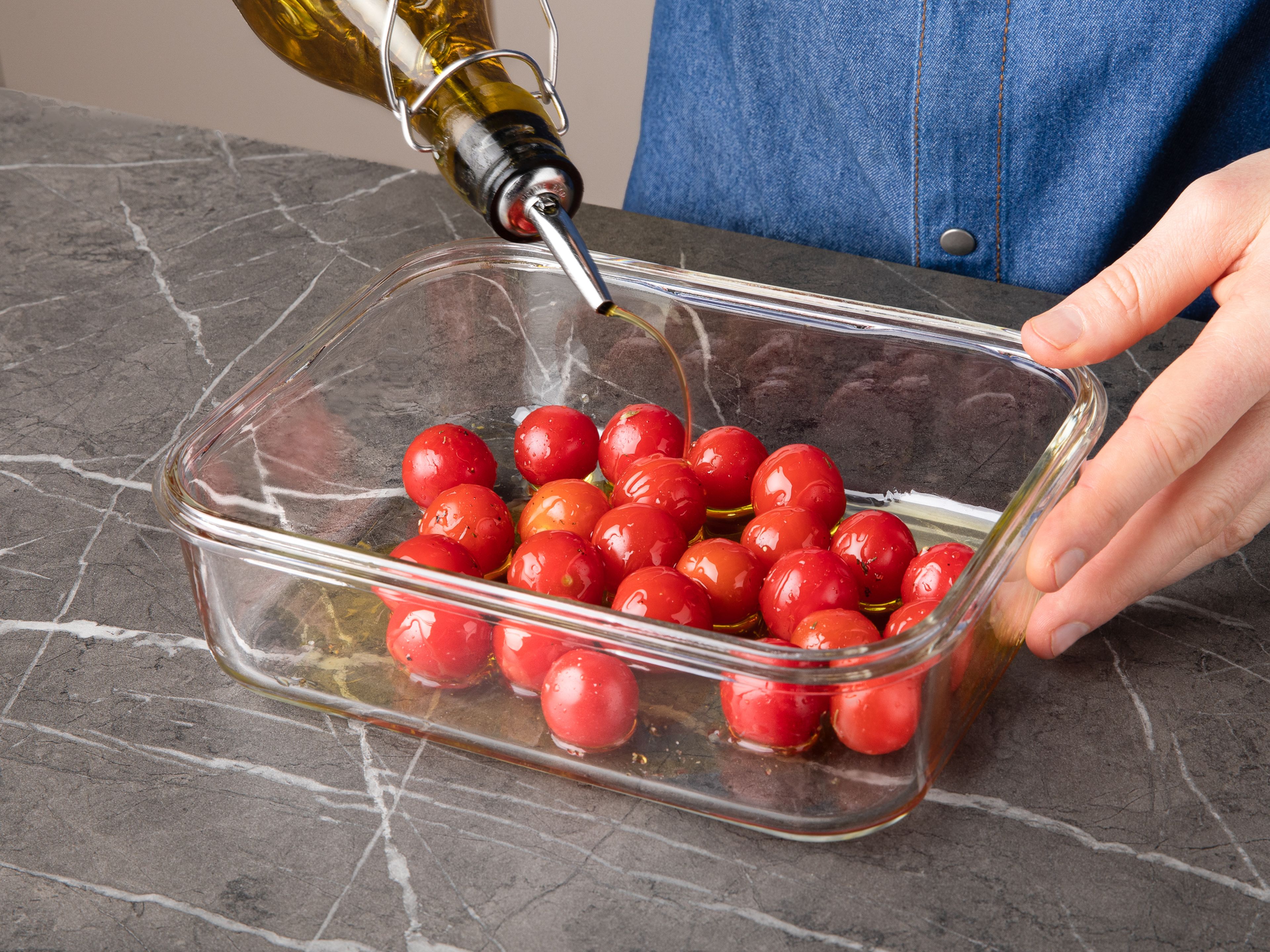 Preheat oven to 220°C/430°F. Place cherry tomatoes in a baking dish along with the olive oil, honey, and thyme sprigs, or our PASTA MAGIE seasoning (if using). Toss well, season with salt and pepper, and transfer to the oven to bake for approx. 20 min. Peel and finely mince garlic. Chop basil into thin ribbons.