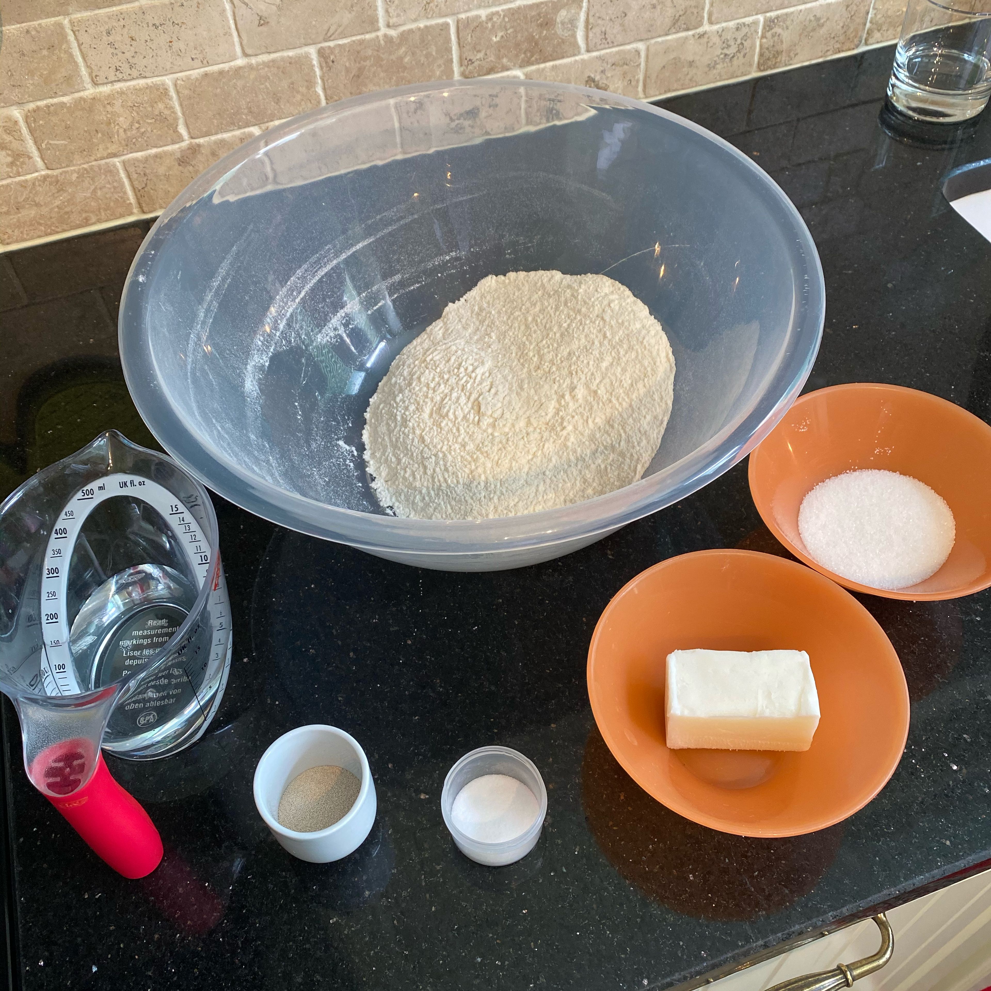 Measure out all the ingredients, first put the yeast and sugar in the flour and mix to activate the yeast