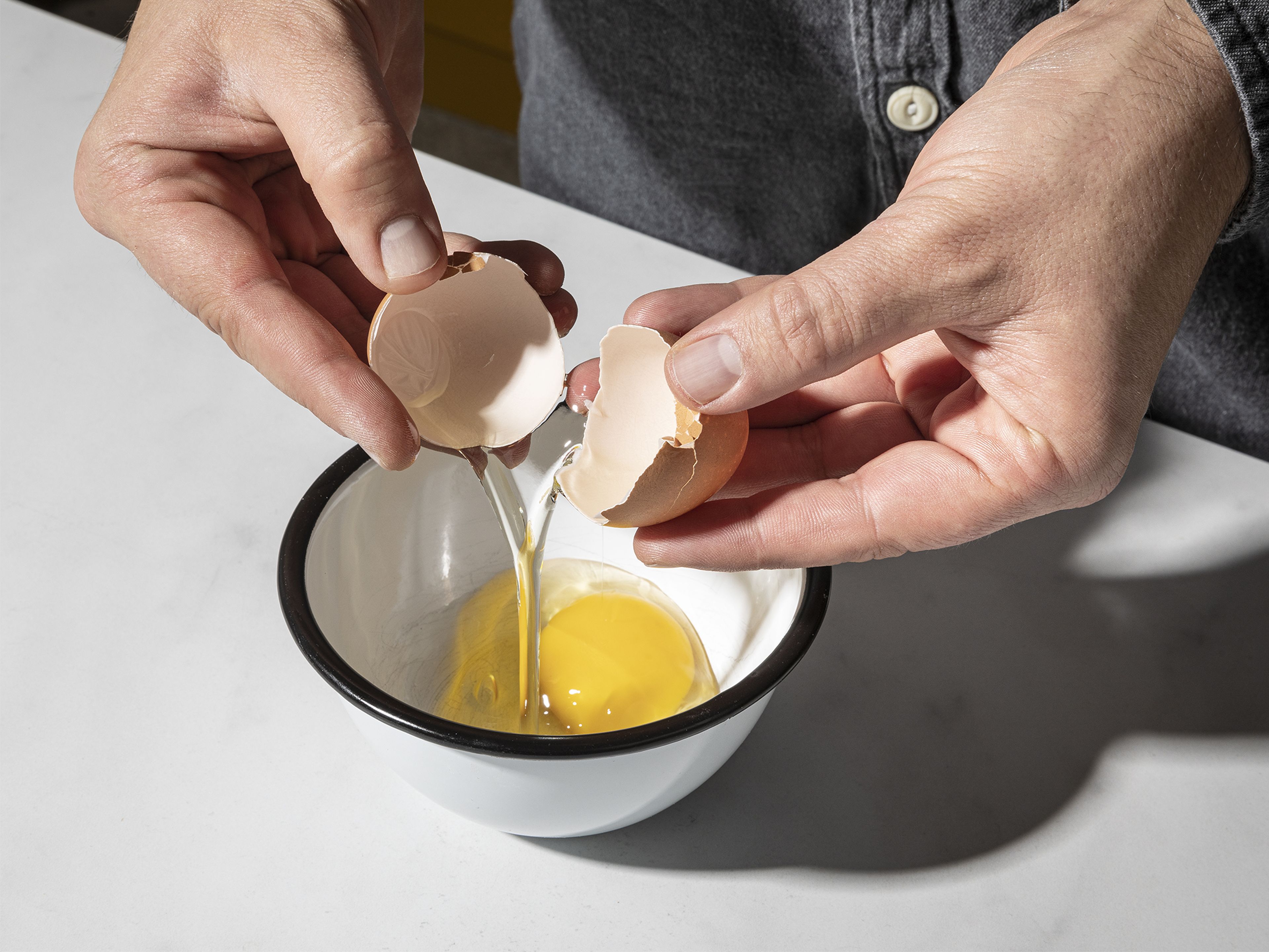 Stärke mit der Flüssigkeit, Vanilleschote, Mark und Zucker zusammen aufkochen und abbinden. In einer Schüssel das Ei verquirlen.