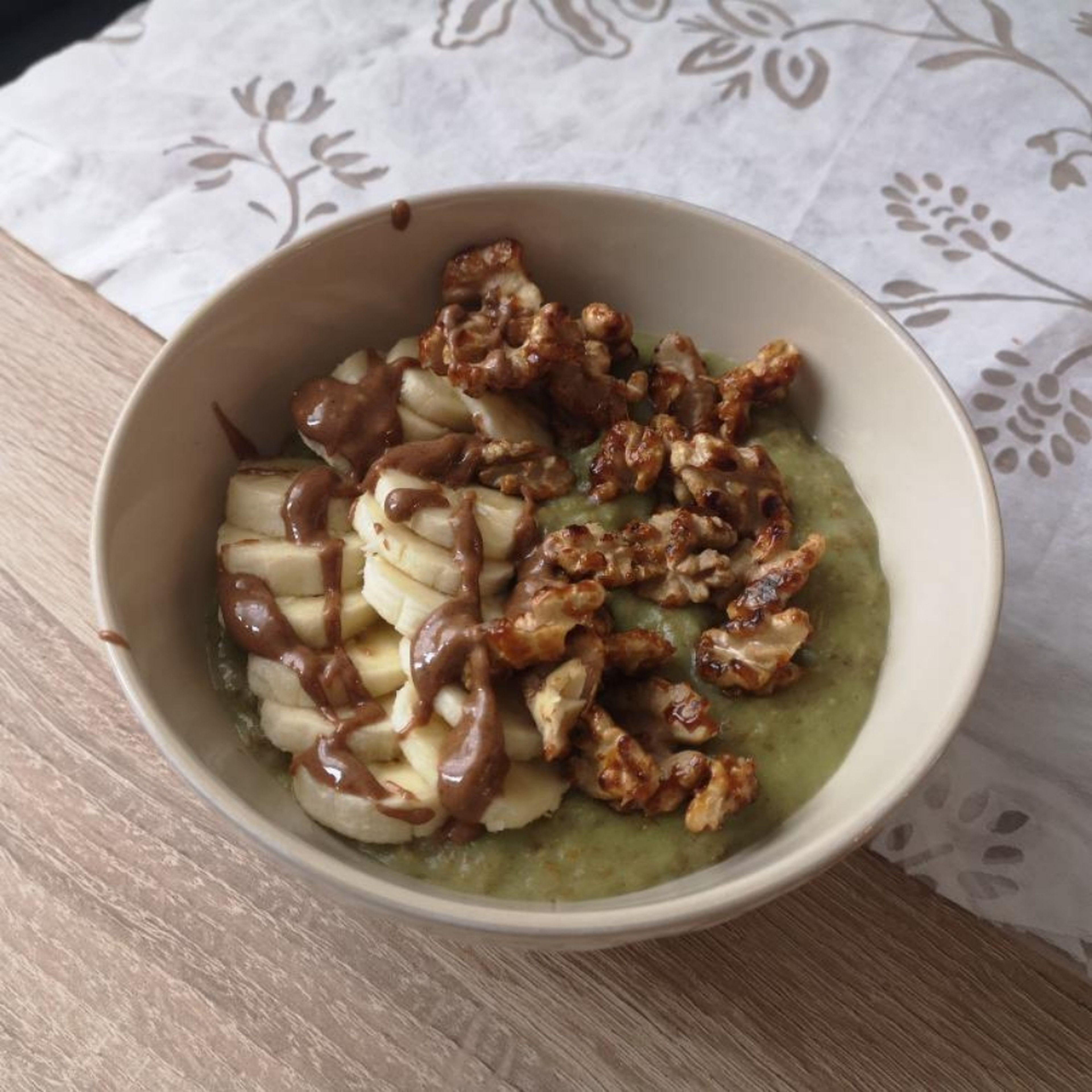 Matcha-Porridge mit Weizenkleie
