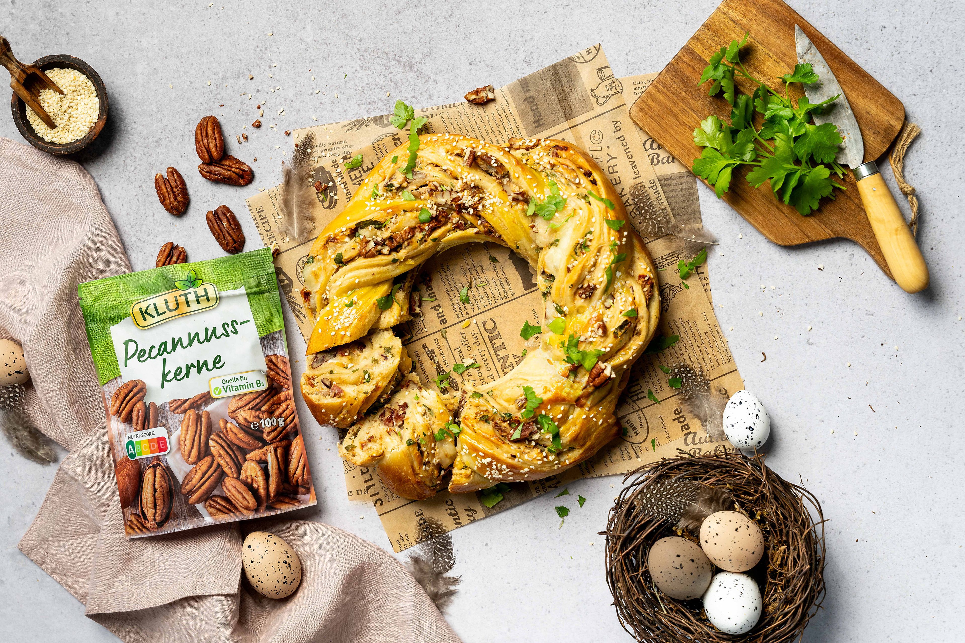 Herzhafter Hefekranz mit Pecannuss-Frischkäsefüllung