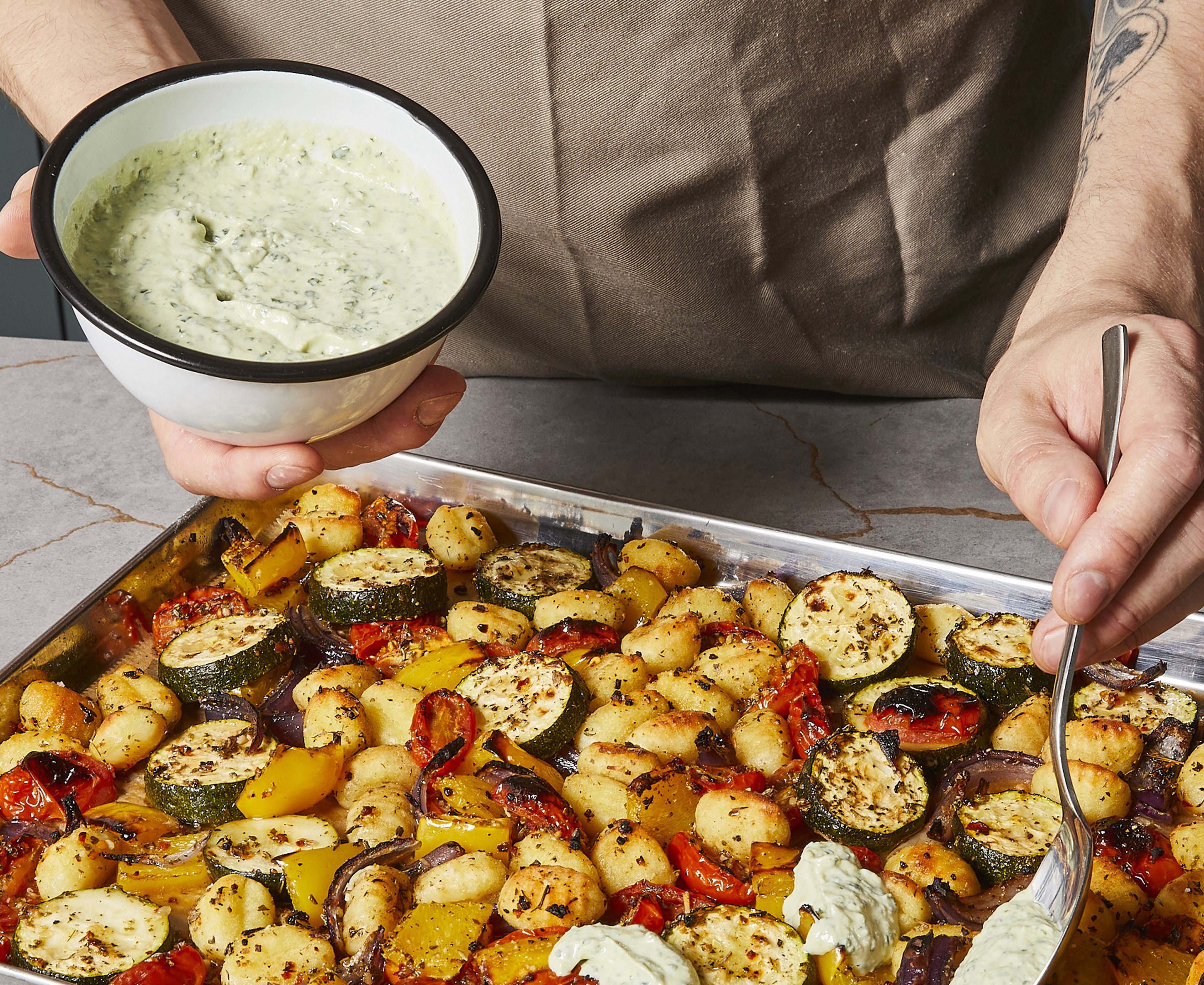 Sobald das Gemüse fertig ist, den Liner aus dem Airfryer nehmen und kurz abkühlen lassen. Direkt aus dem Liner mit dem Basilikum-Ricotta-Dip servieren. Wer mag, toppt das Ganze mit Parmesan.