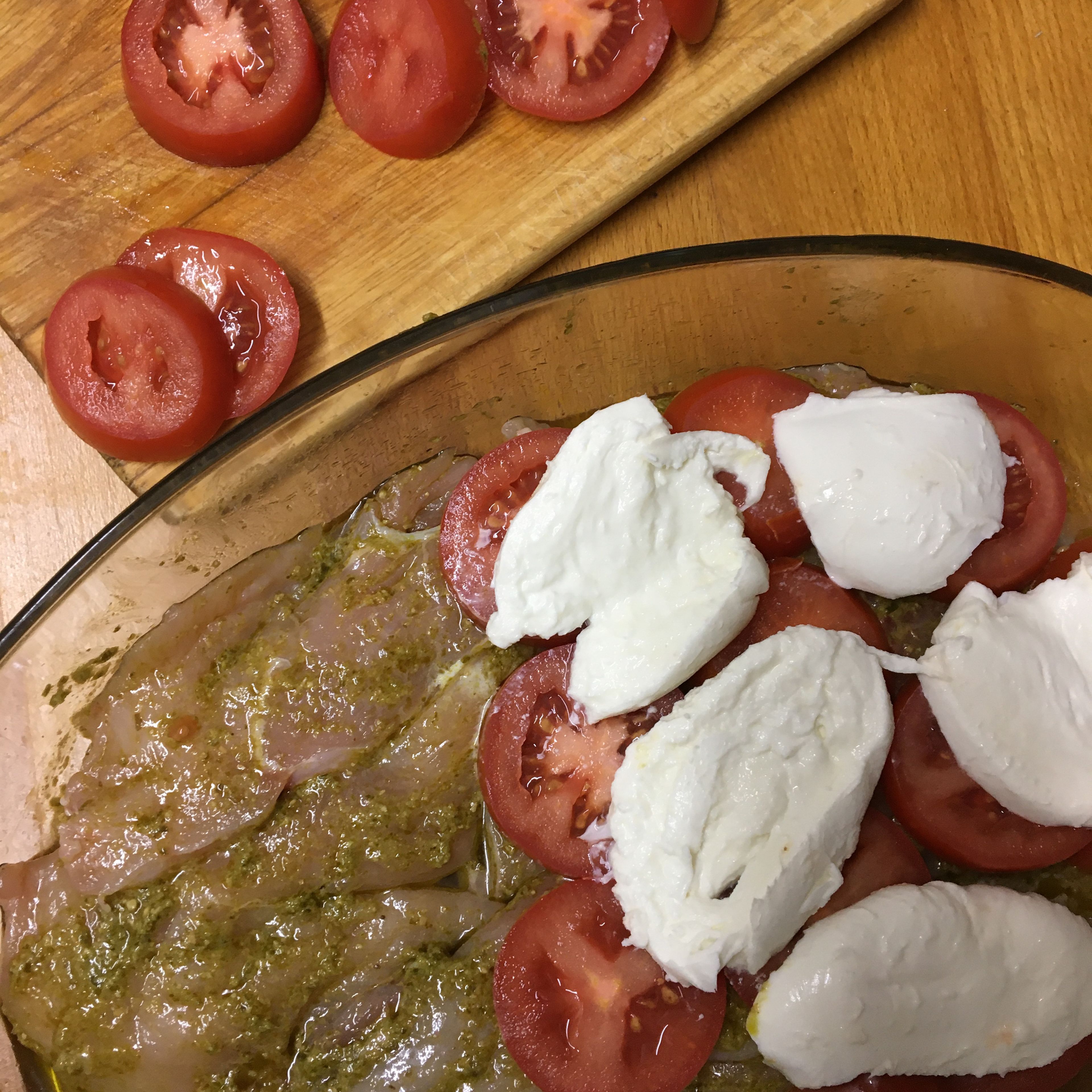 Brush the steaks generously with the pesto paste. Dispose in the Pyrex. Cover with the fresh tomato in slices and after cover these with the fresh mozzarella also in slices. Season with salt. Take to the oven for about 20-25 min. at 180C. (Depending on quantity and thickness of the steaks and power of your oven)