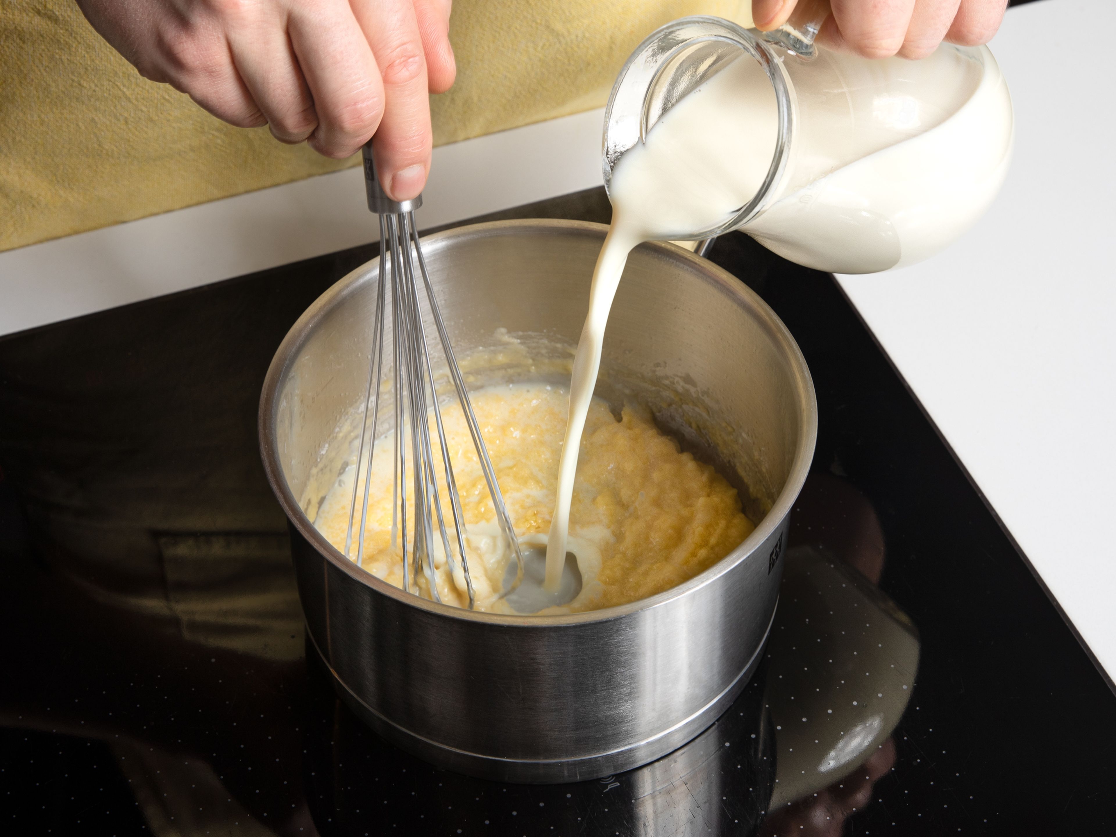 Für die vegane Béchamelsoße Margarine in einem Topf bei mittlerer Hitze zerlassen. Mehl einrühren,
dann langsam die warme Sojamilch unter gleichmäßigem Rühren eingießen.