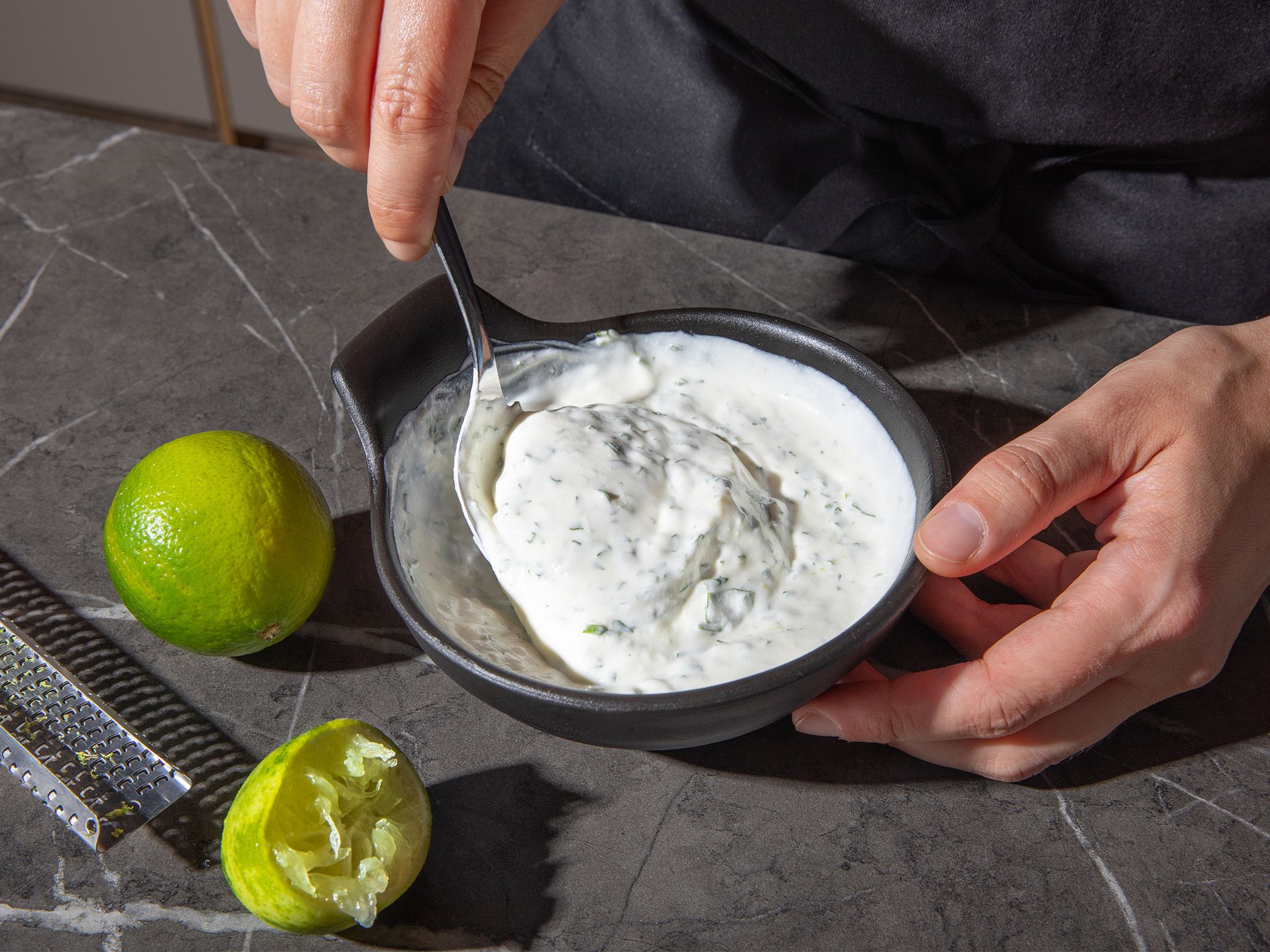 Bunte Crudités mit Tortilla &amp; Limetten Dip | Rezept | Kitchen Stories