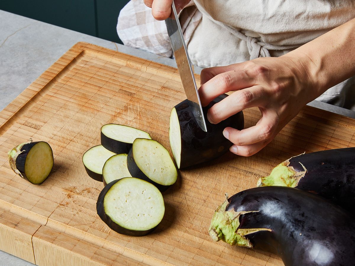Gegrillte Aubergine mit Kräuter-Knoblauch-Dressing | Rezept | Kitchen ...
